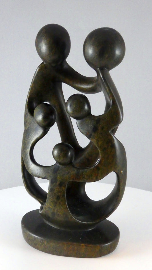 Stenen beeld, 5 personen, 21 cm hoog, familie, glad afgewerkt