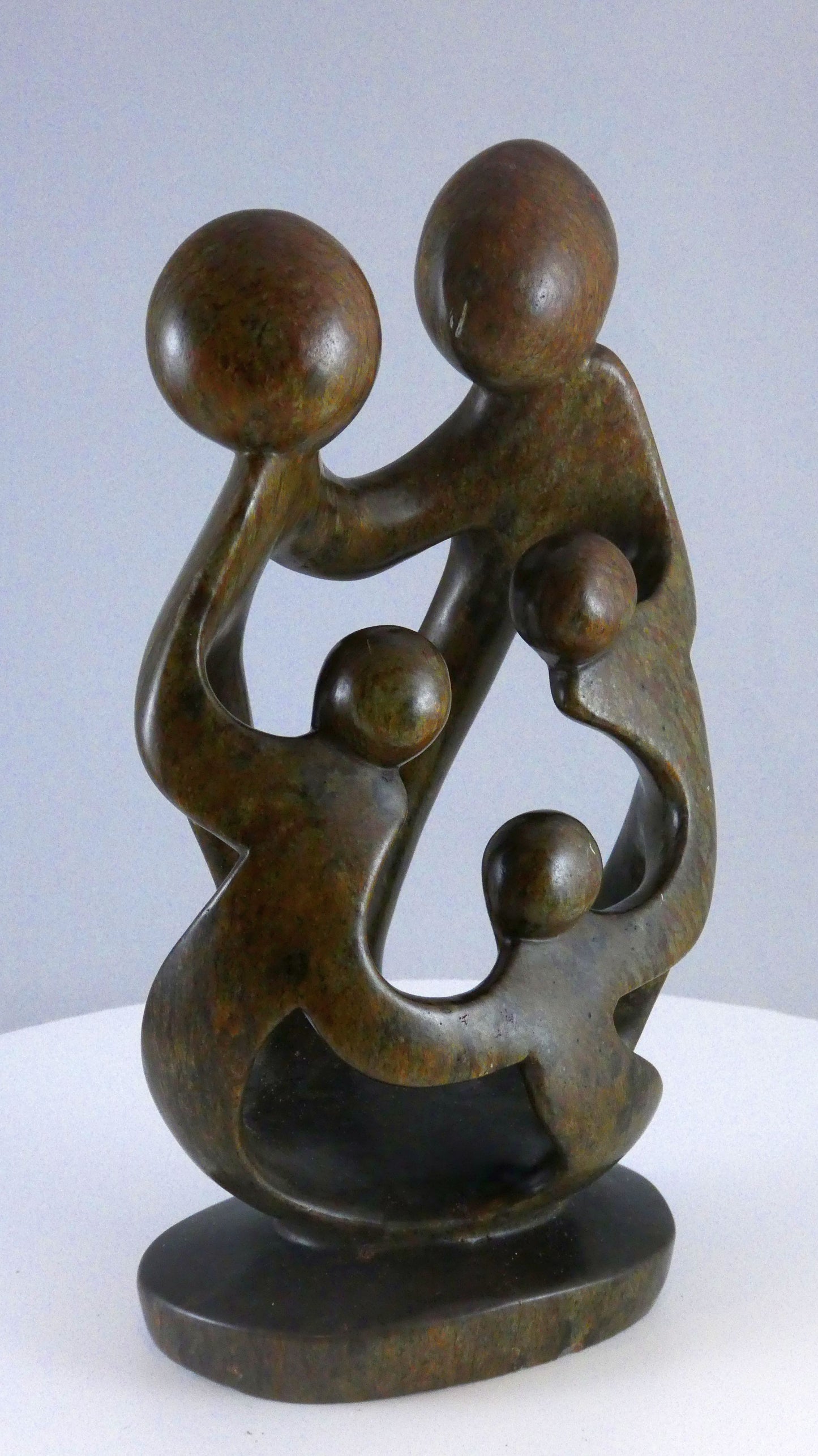 Stenen beeld, 5 personen, 20 cm hoog, familie, glad afgewerkt