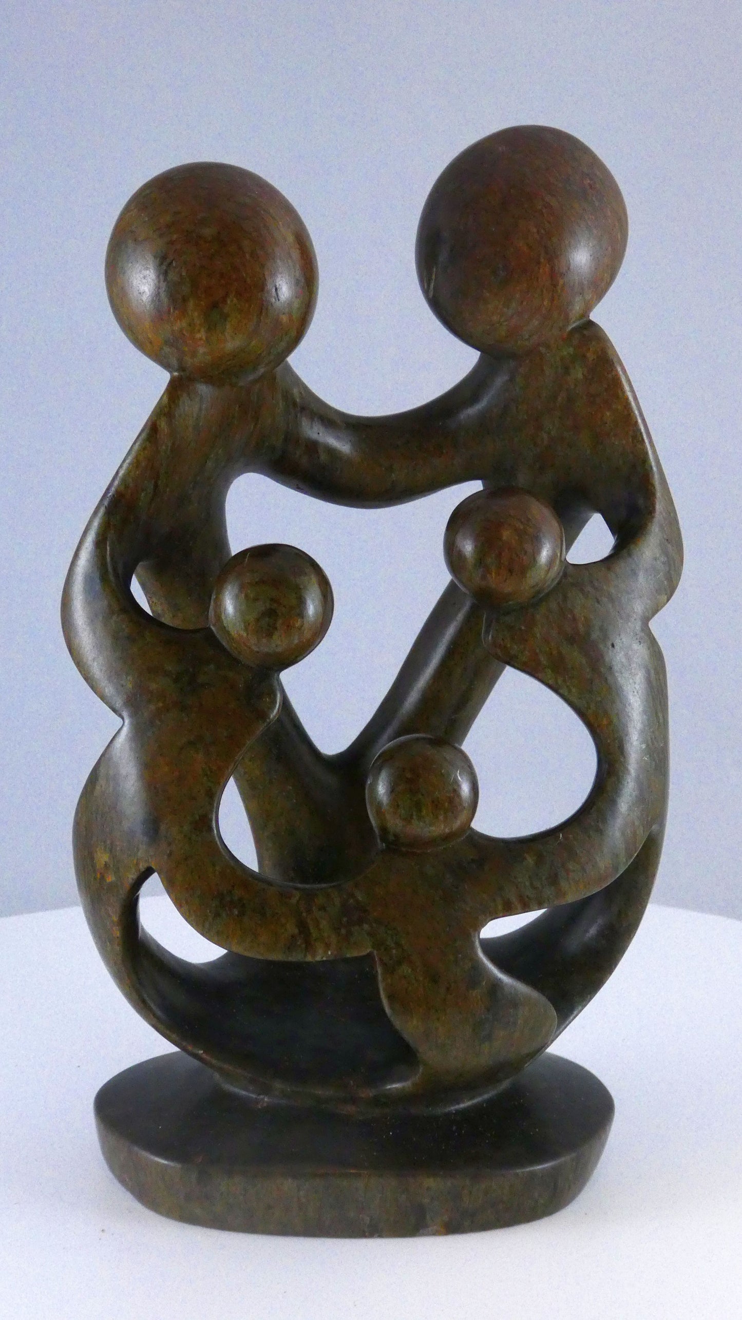 Stenen beeld, 5 personen, 20 cm hoog, familie, glad afgewerkt