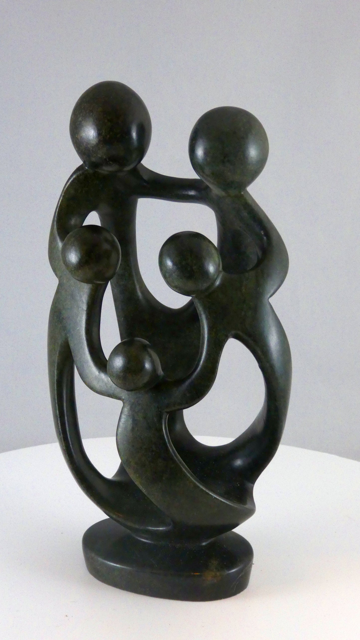 Stenen beeld, 5 personen, 21 cm hoog, familie, glad afgewerkt