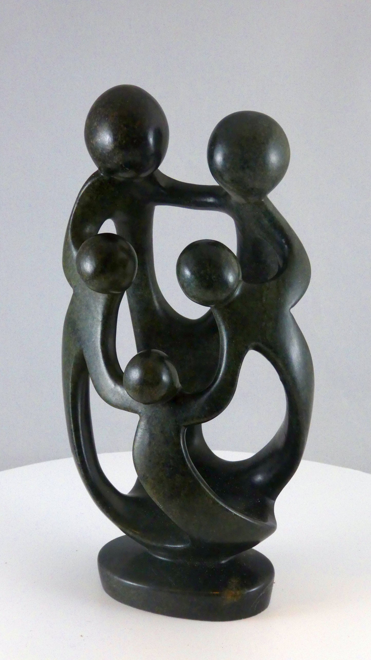 Stenen beeld, 5 personen, 21 cm hoog, familie, glad afgewerkt