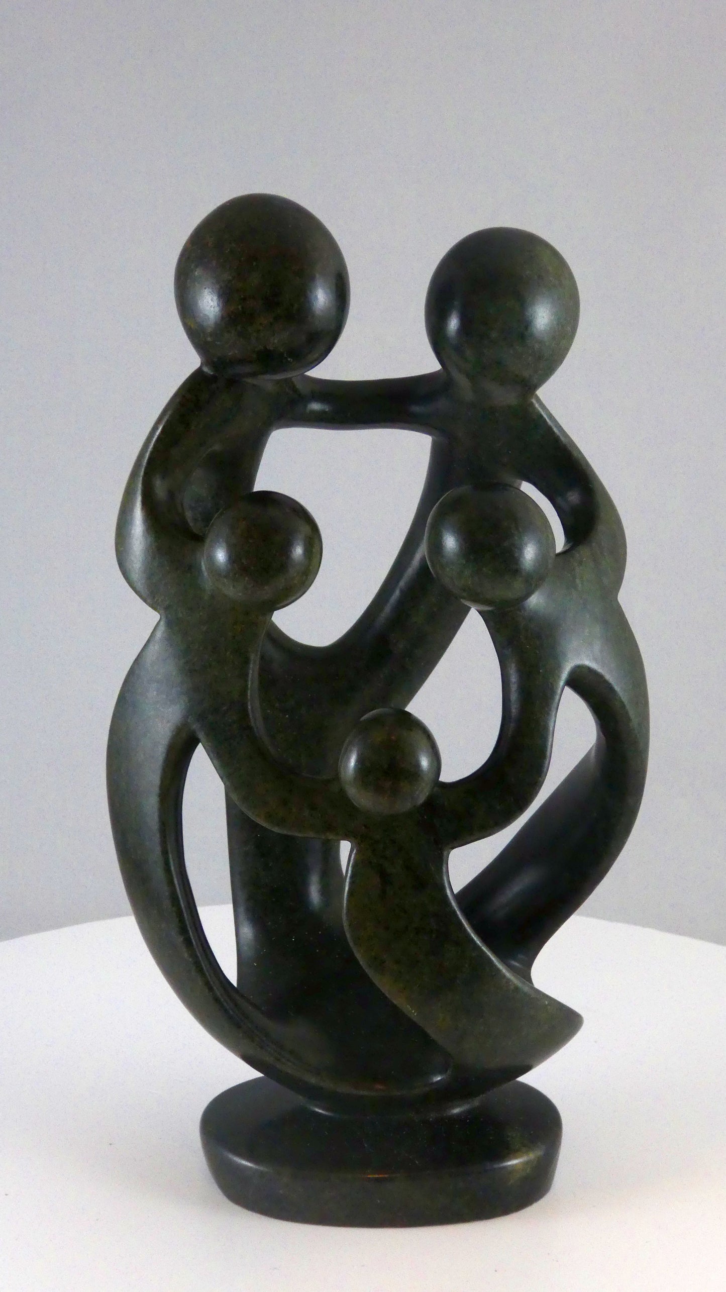 Stenen beeld, 5 personen, 21 cm hoog, familie, glad afgewerkt