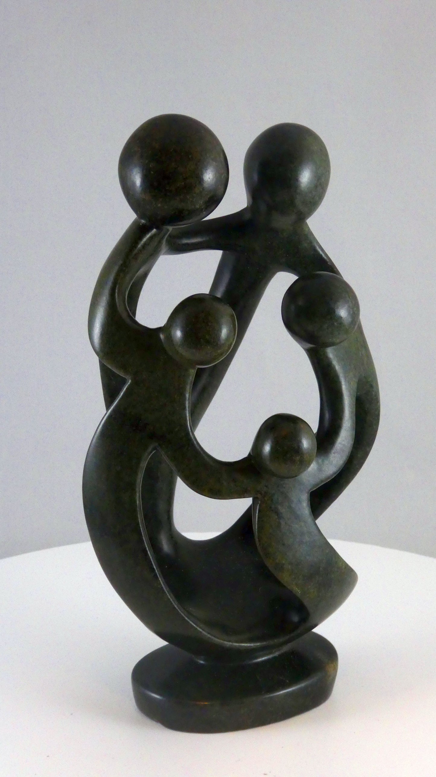 Stenen beeld, 5 personen, 21 cm hoog, familie, glad afgewerkt