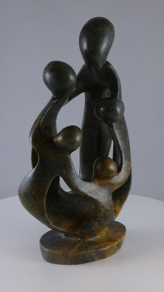 Stenen beeld, 5 personen, 23 cm hoog, familie, glad afgewerkt