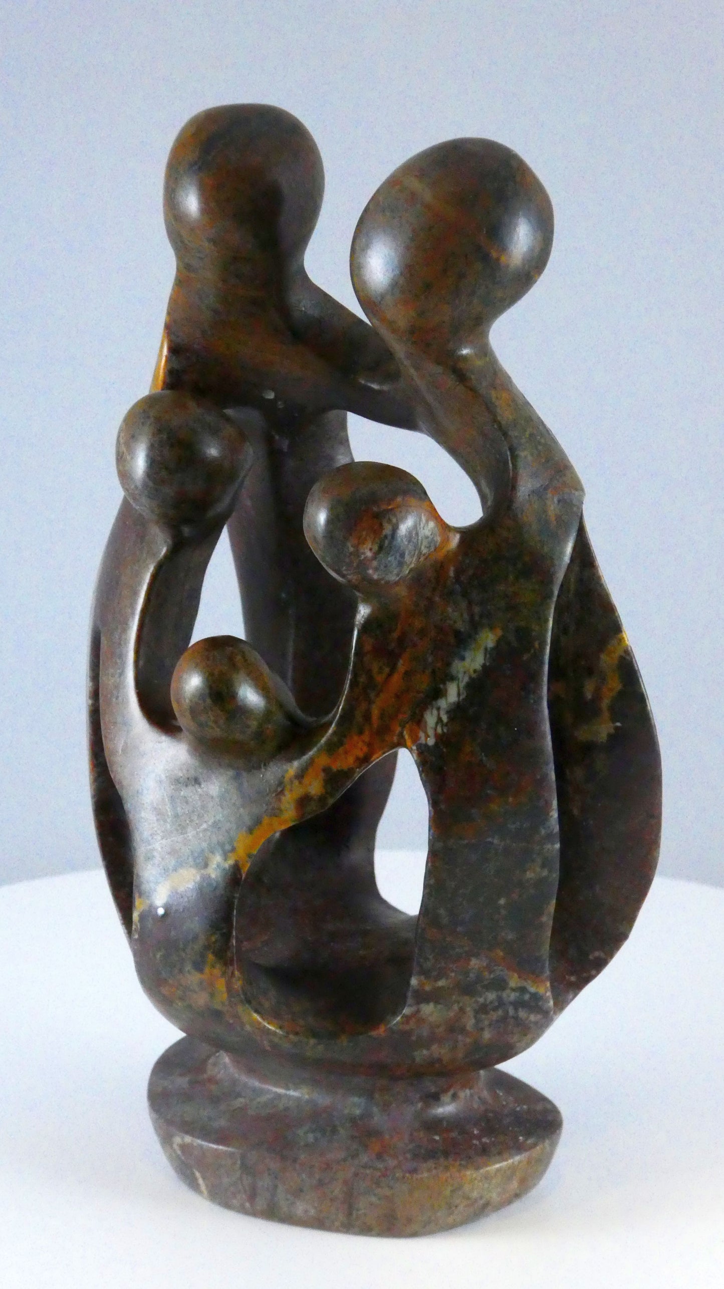 Stenen beeld, 5 personen, 19 cm hoog, familie, glad afgewerkt