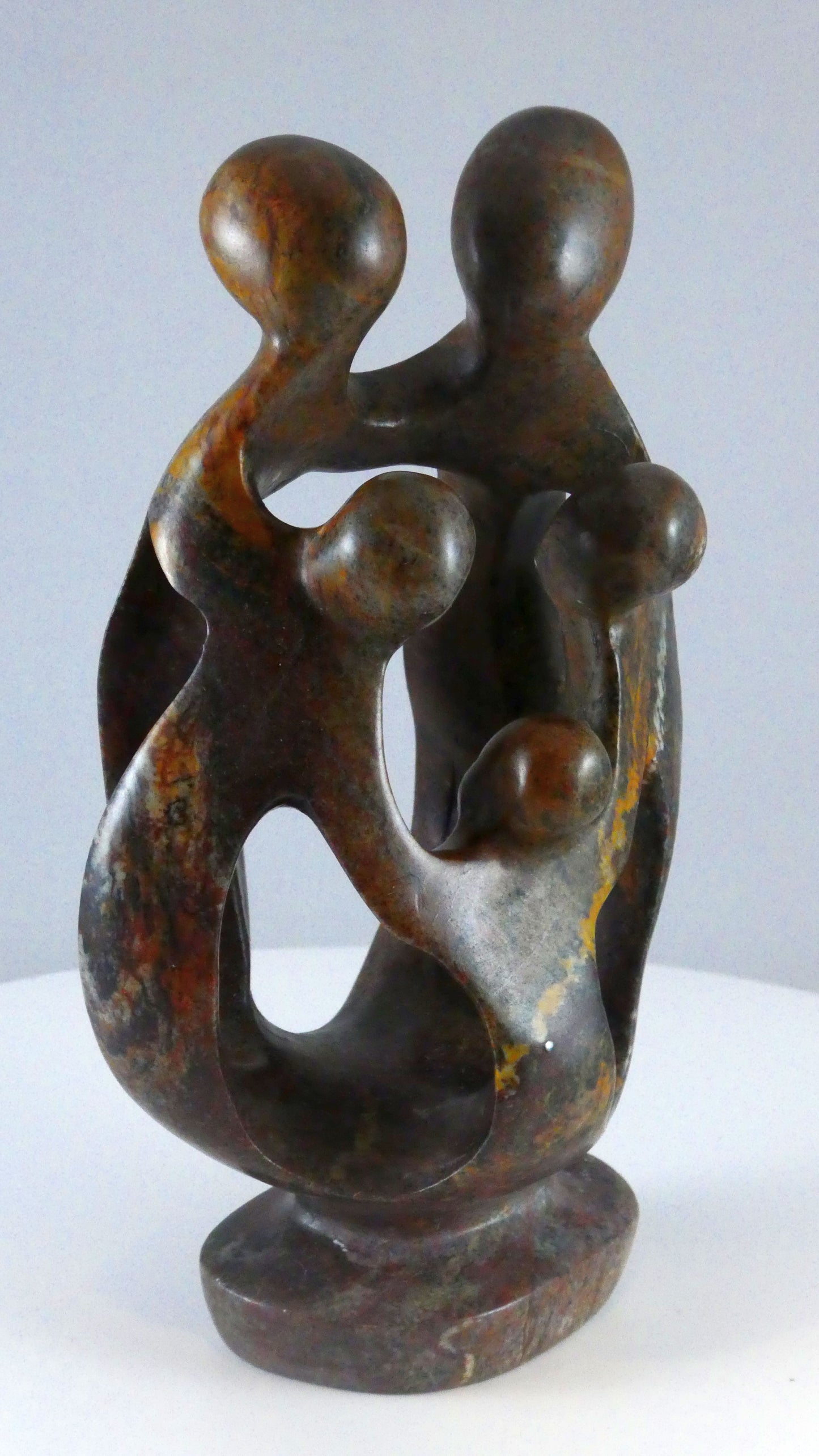 Stenen beeld, 5 personen, 19 cm hoog, familie, glad afgewerkt