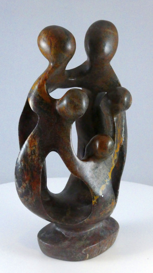 Stenen beeld, 5 personen, 19 cm hoog, familie, glad afgewerkt