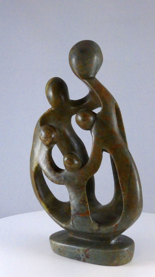 Stenen beeld, 5 personen, 22 cm hoog, familie, glad afgewerkt