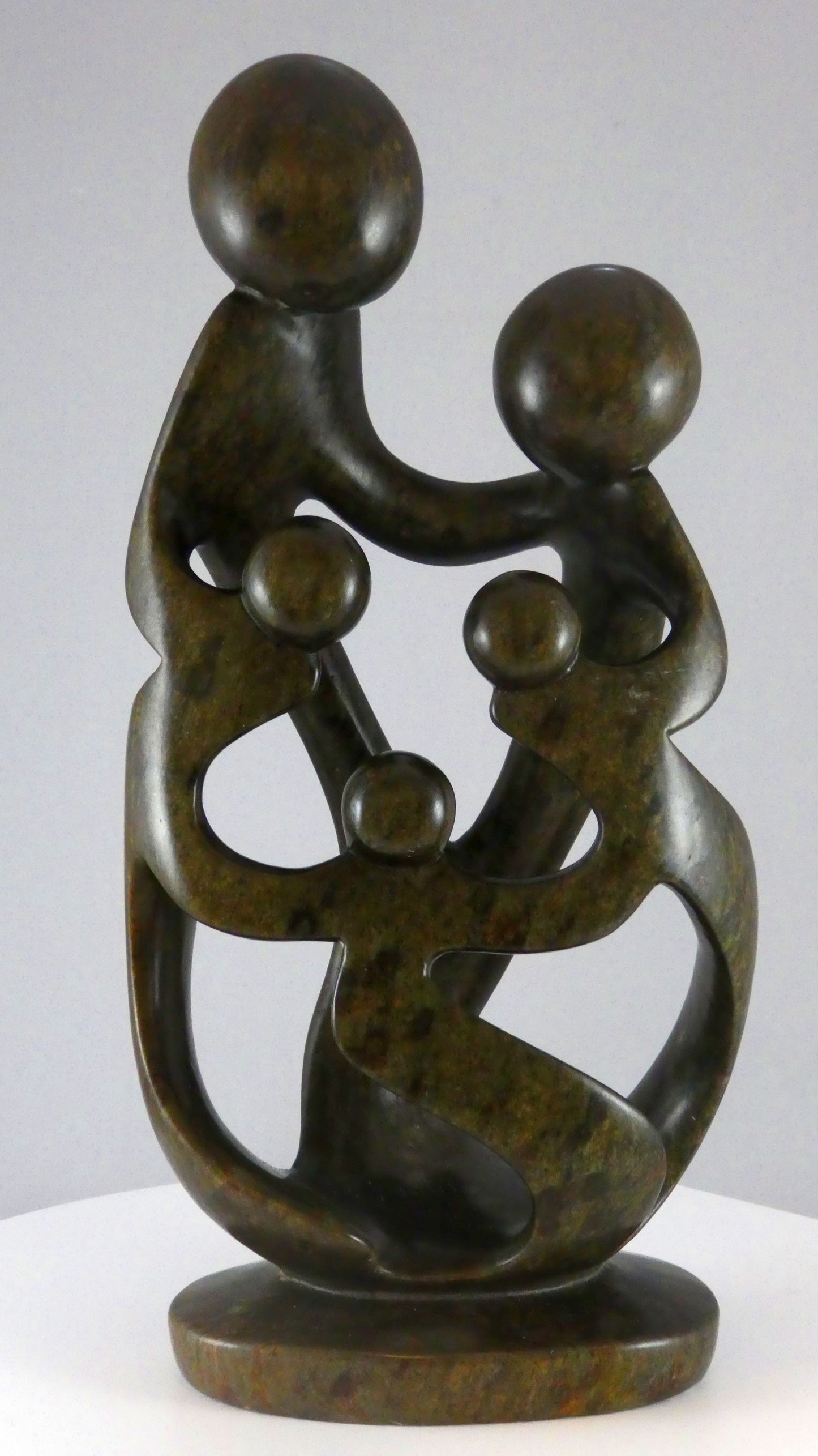 Stenen beeld, 5 personen, 29 cm hoog, familie, glad afgewerkt