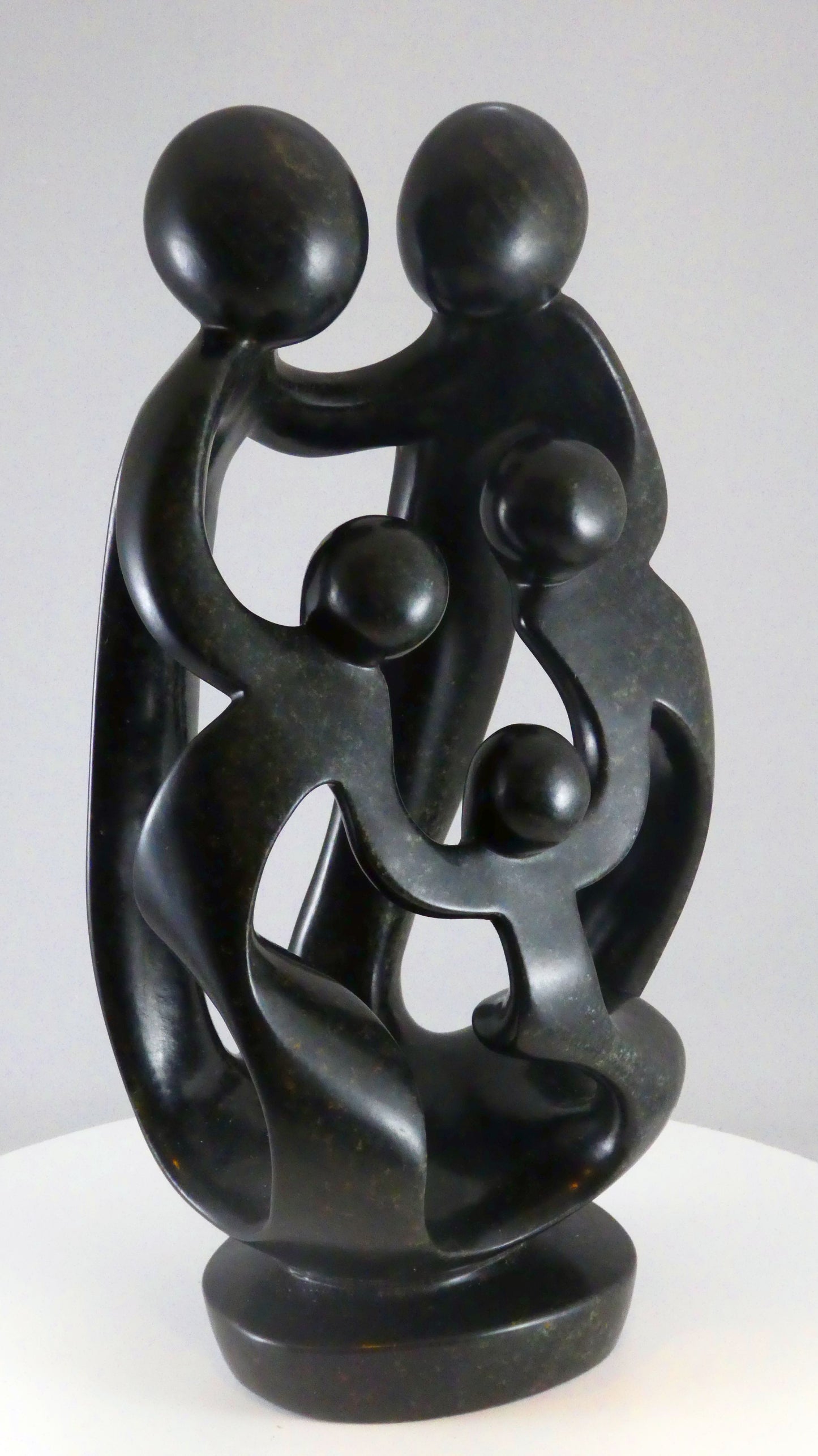 Stenen beeld, 5 personen, 28 cm hoog, familie, glad afgewerkt