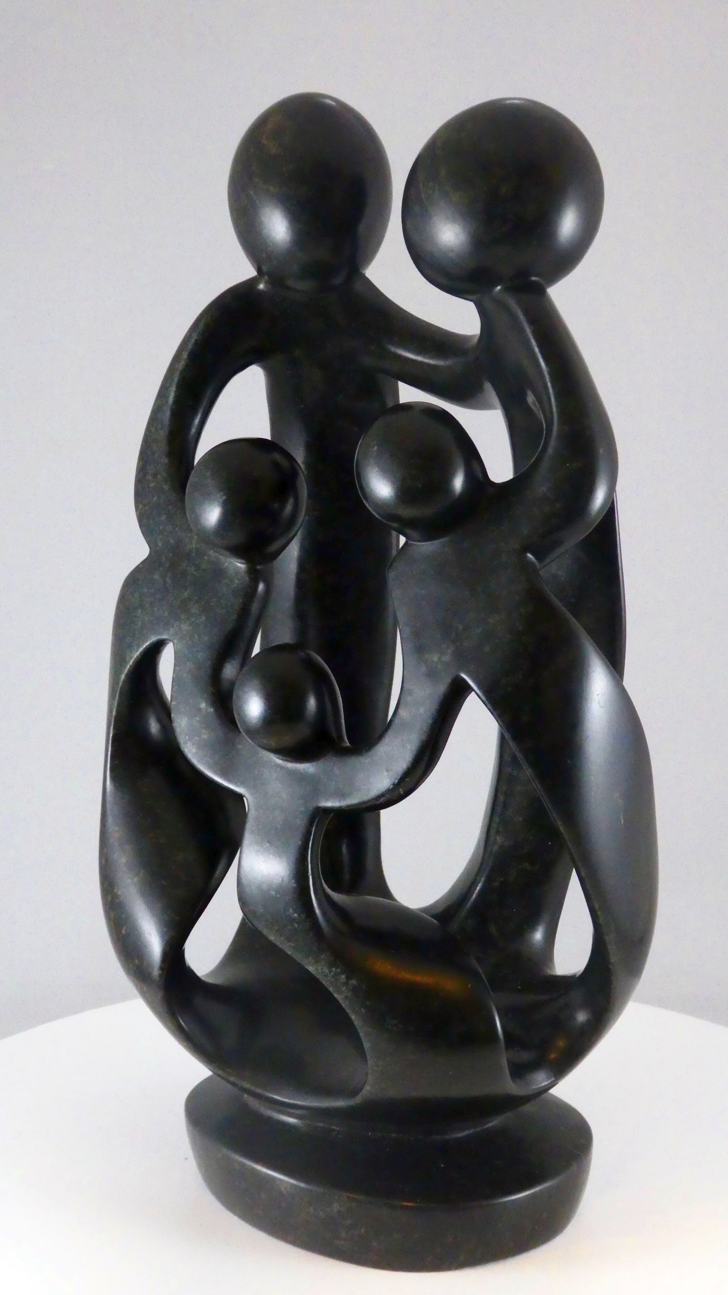 Stenen beeld, 5 personen, 28 cm hoog, familie, glad afgewerkt