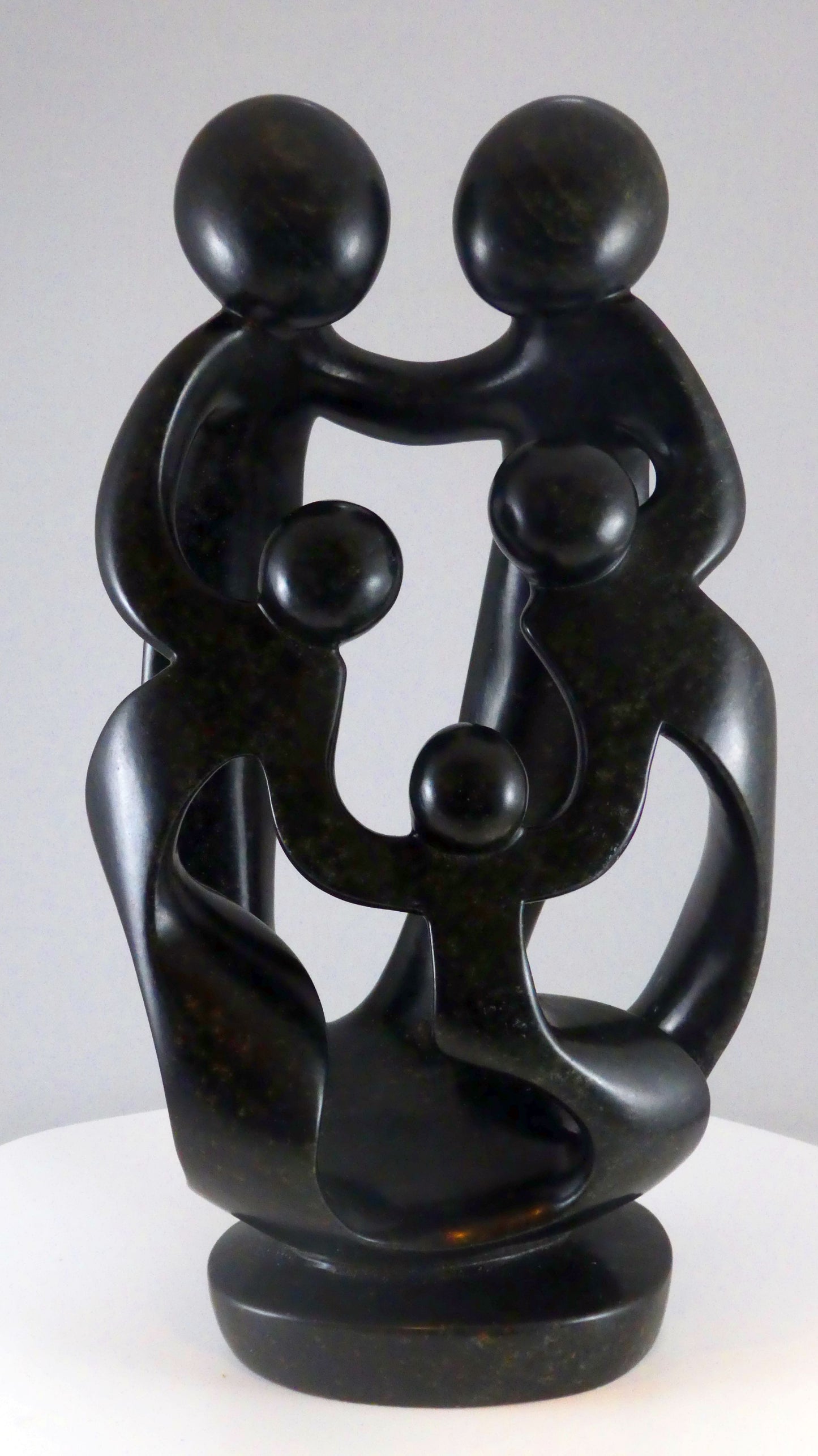 Stenen beeld, 5 personen, 28 cm hoog, familie, glad afgewerkt