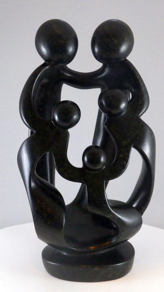 Stenen beeld, 5 personen, 28 cm hoog, familie, glad afgewerkt