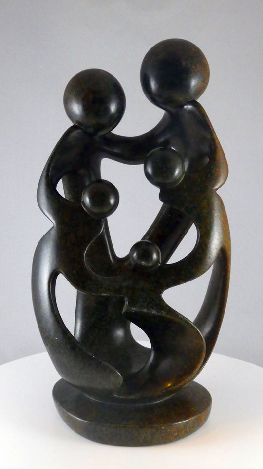 Stenen beeld, 5 personen, 28 cm hoog, familie, glad afgewerkt