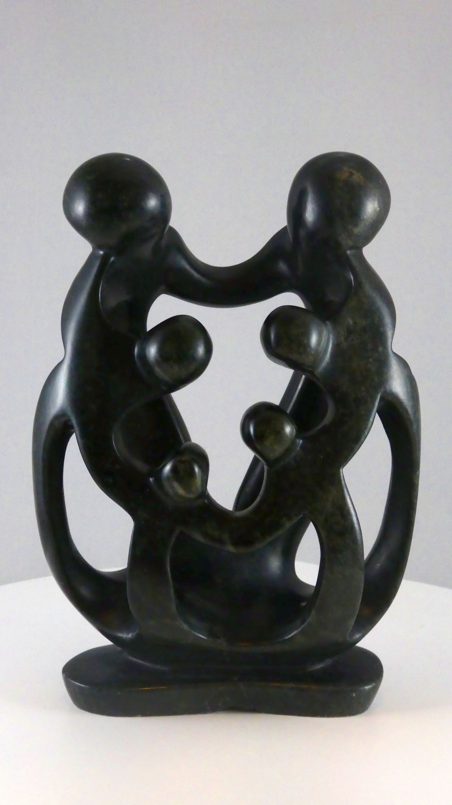 Stenen beeld, 6 personen, 26 cm hoog, familie, glad afgewerkt