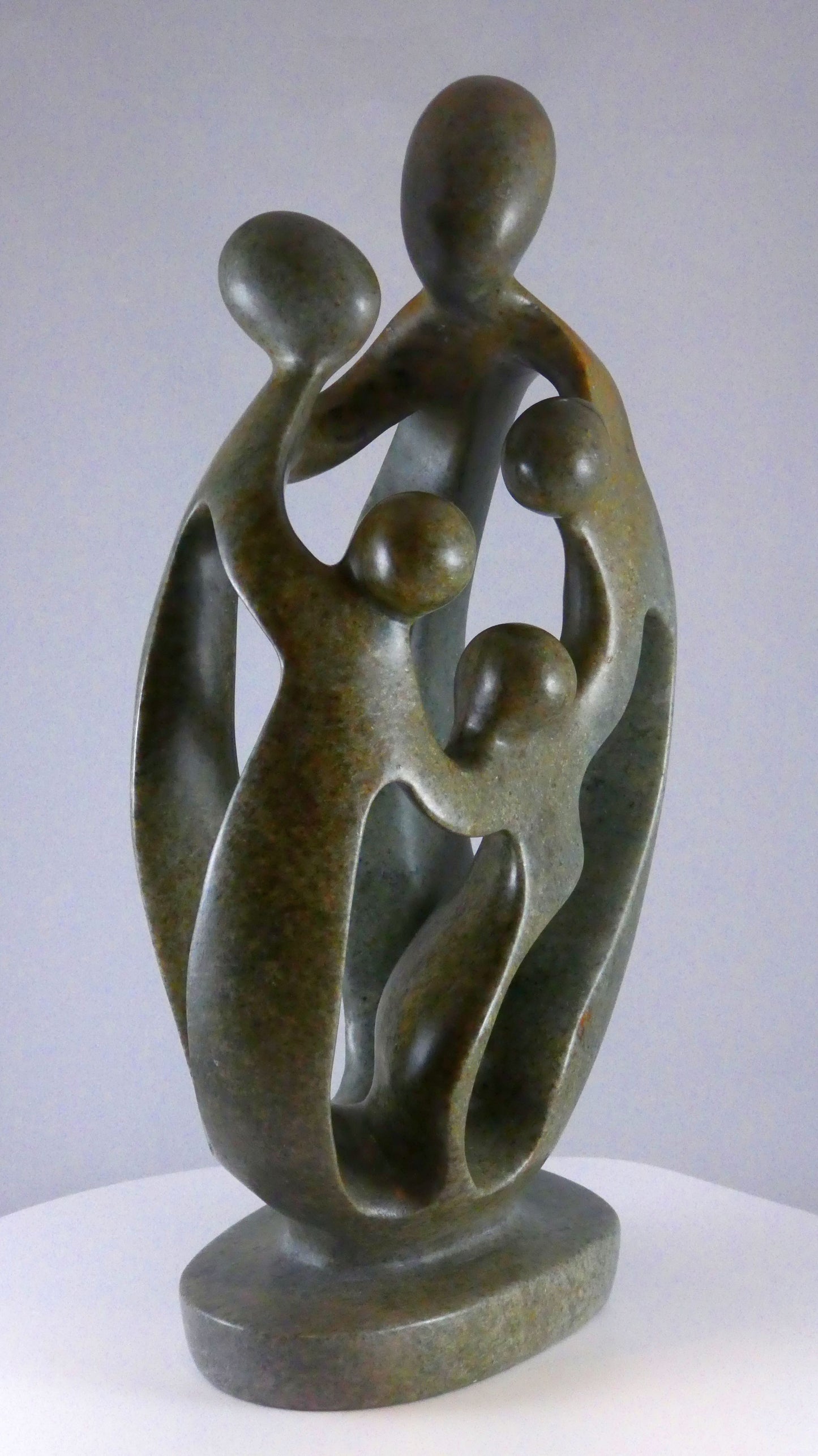 Stenen beeld, 5 personen, 32 cm hoog, familie, glad afgewerkt