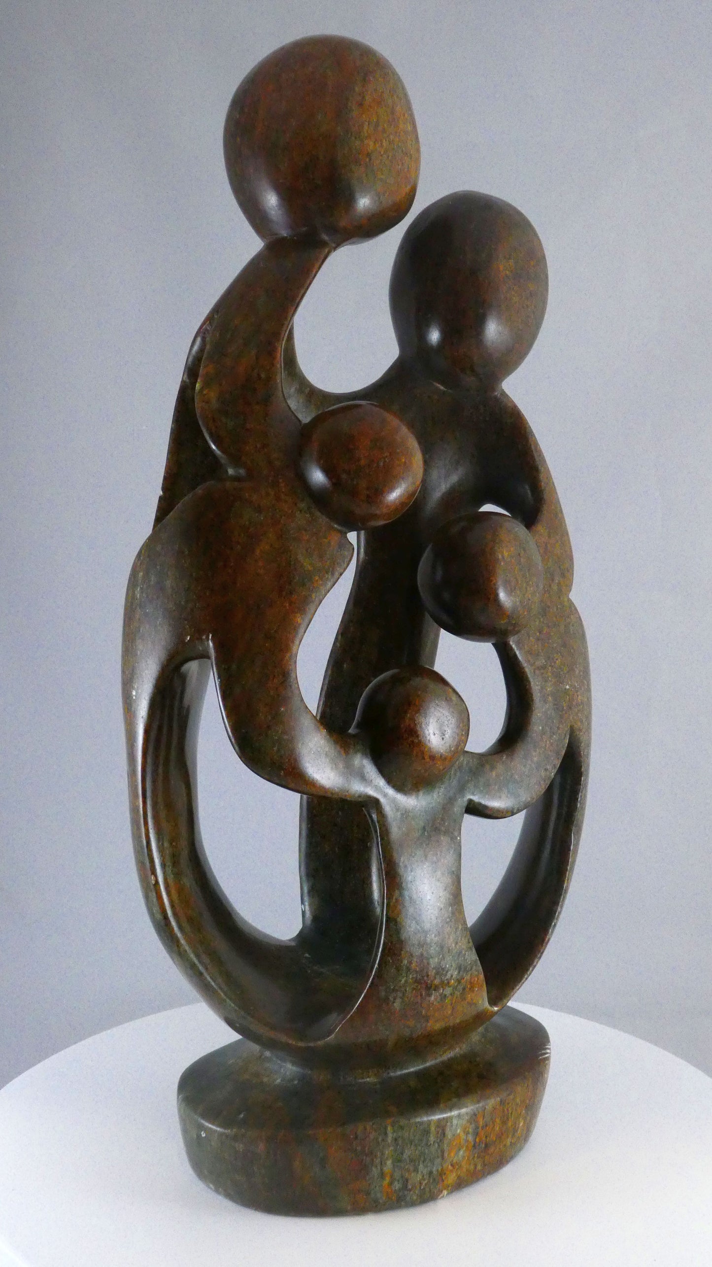 Stenen beeld, 5 personen, 41 cm hoog, familie, glad afgewerkt