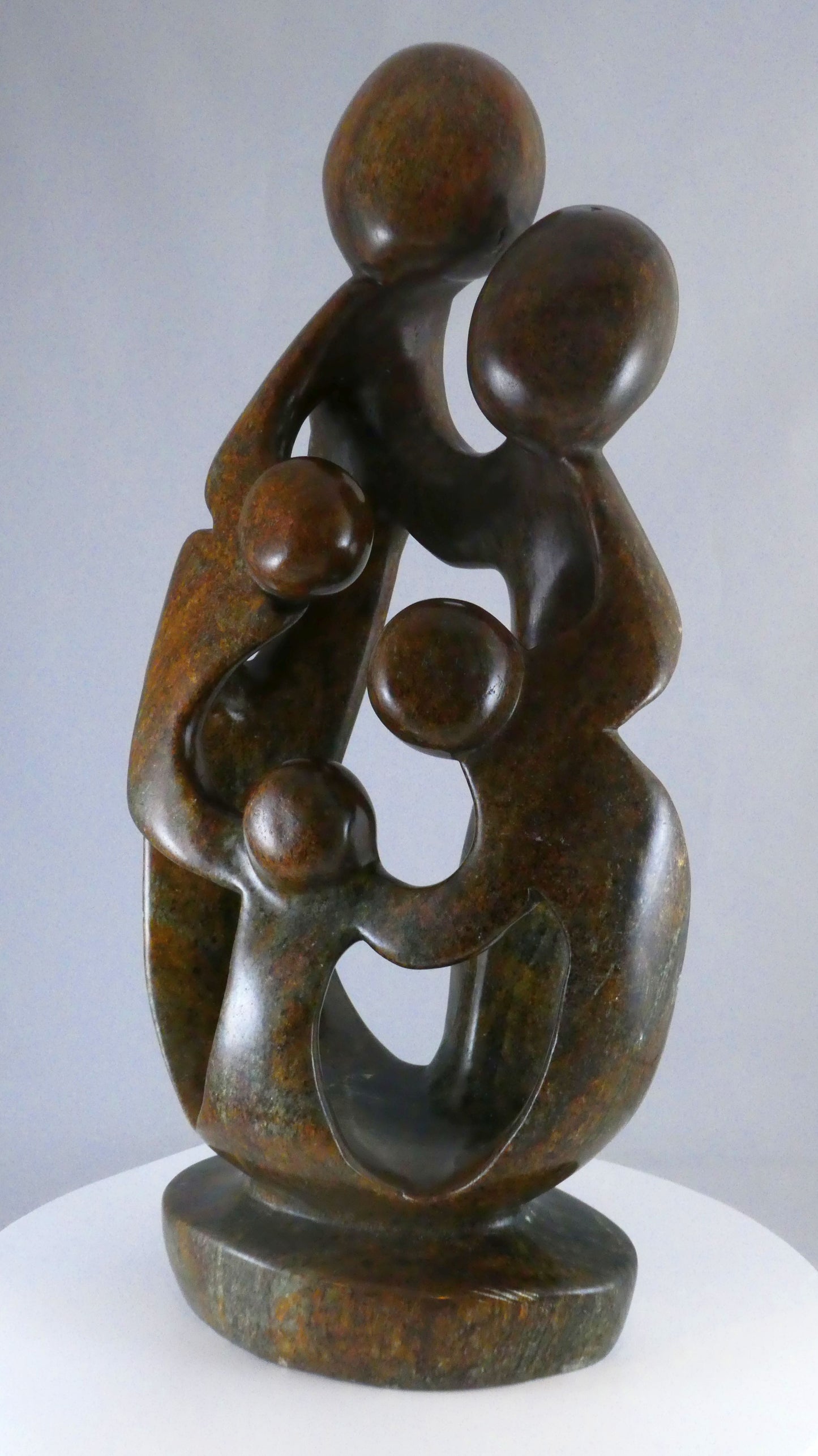 Stenen beeld, 5 personen, 41 cm hoog, familie, glad afgewerkt