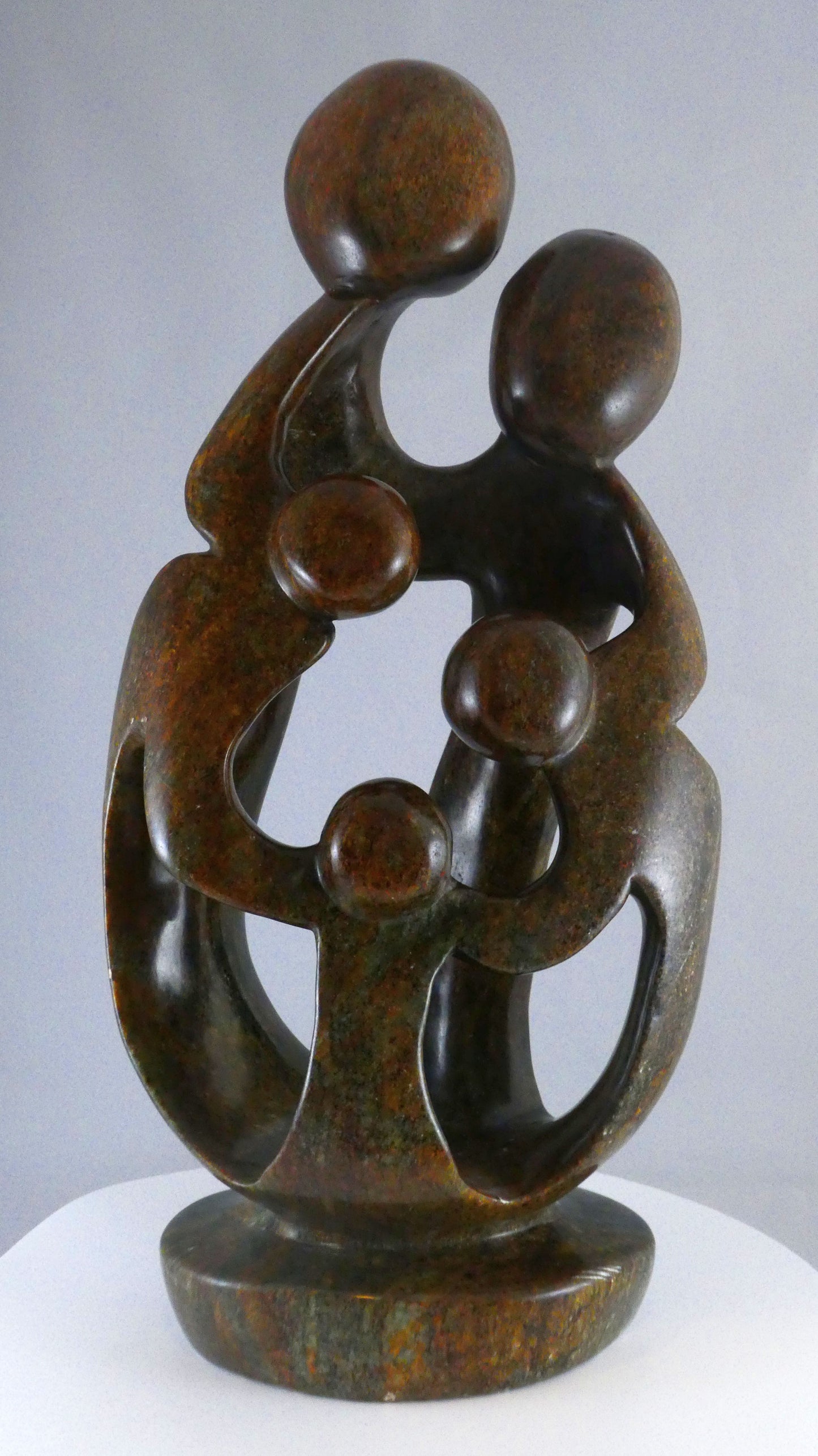 Stenen beeld, 5 personen, 41 cm hoog, familie, glad afgewerkt