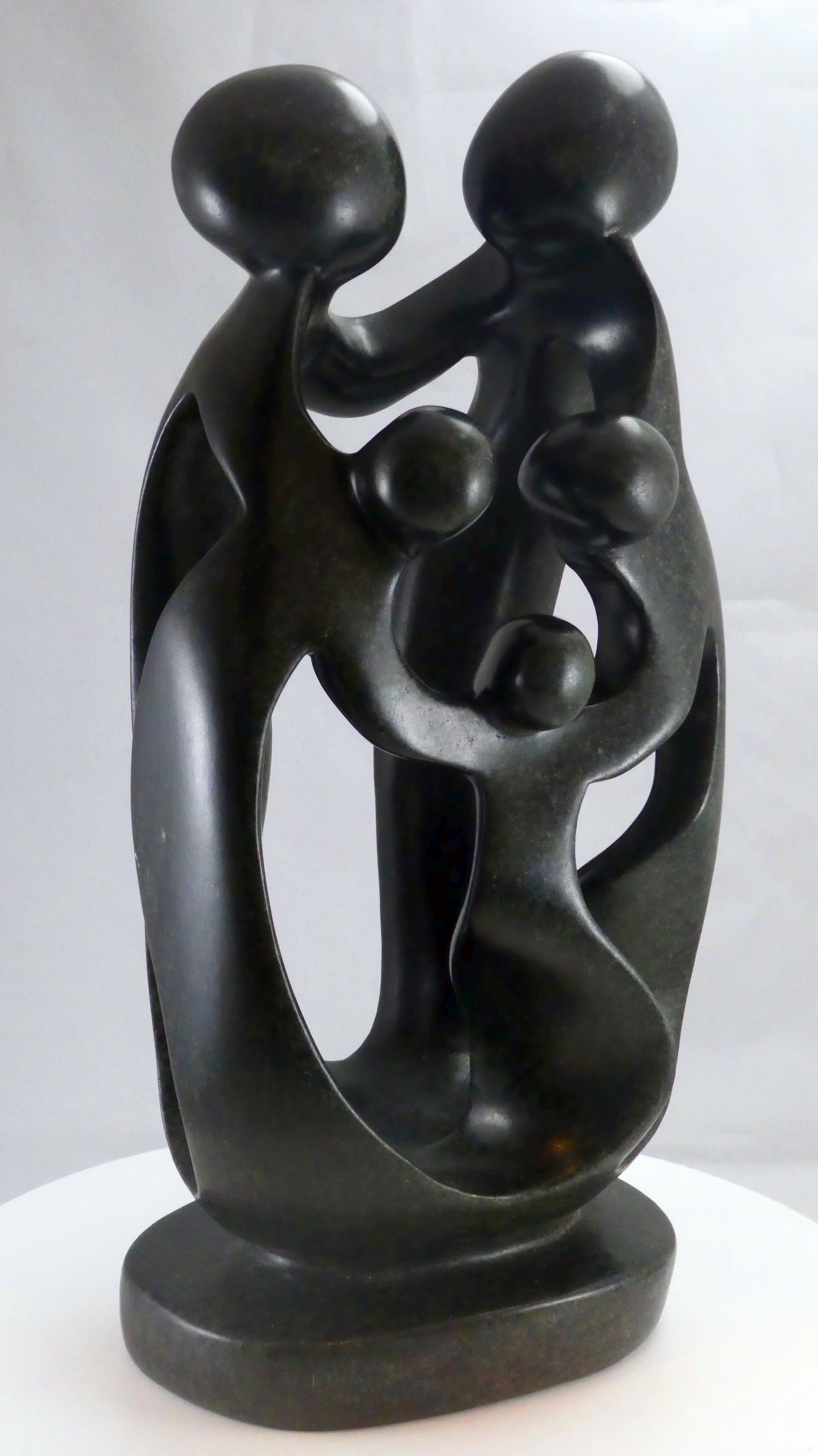 Stenen beeld, 5 personen, 36 cm hoog, familie, glad afgewerkt