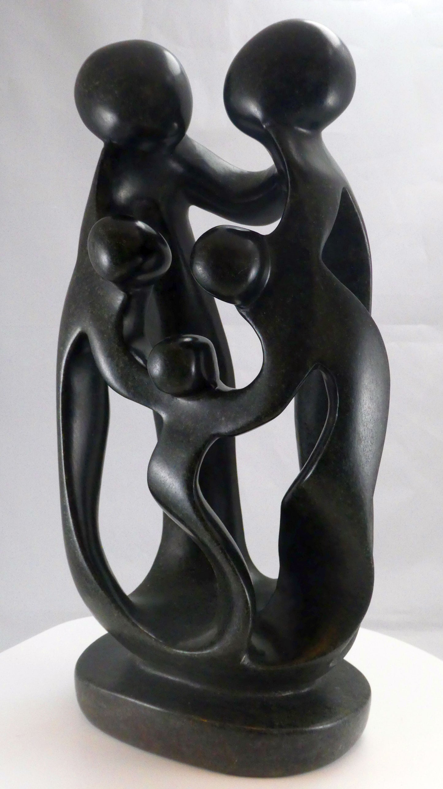 Stenen beeld, 5 personen, 36 cm hoog, familie, glad afgewerkt