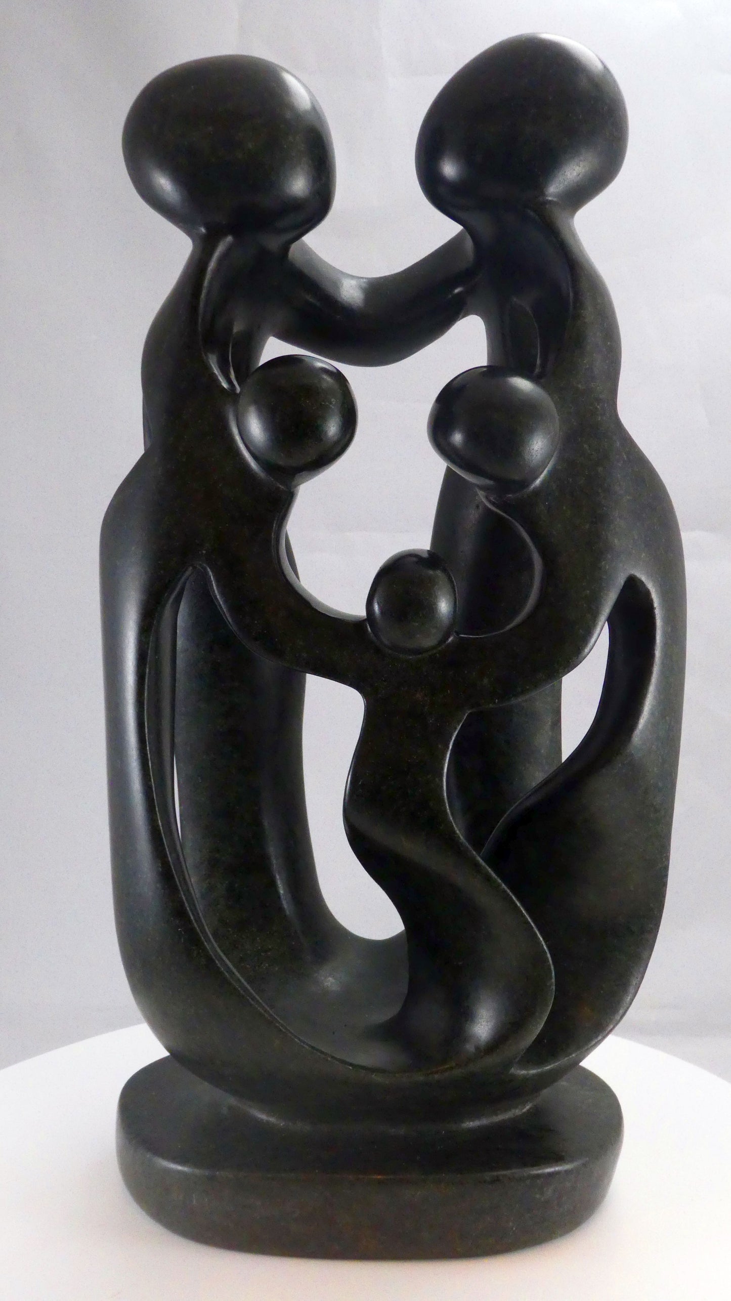 Stenen beeld, 5 personen, 36 cm hoog, familie, glad afgewerkt