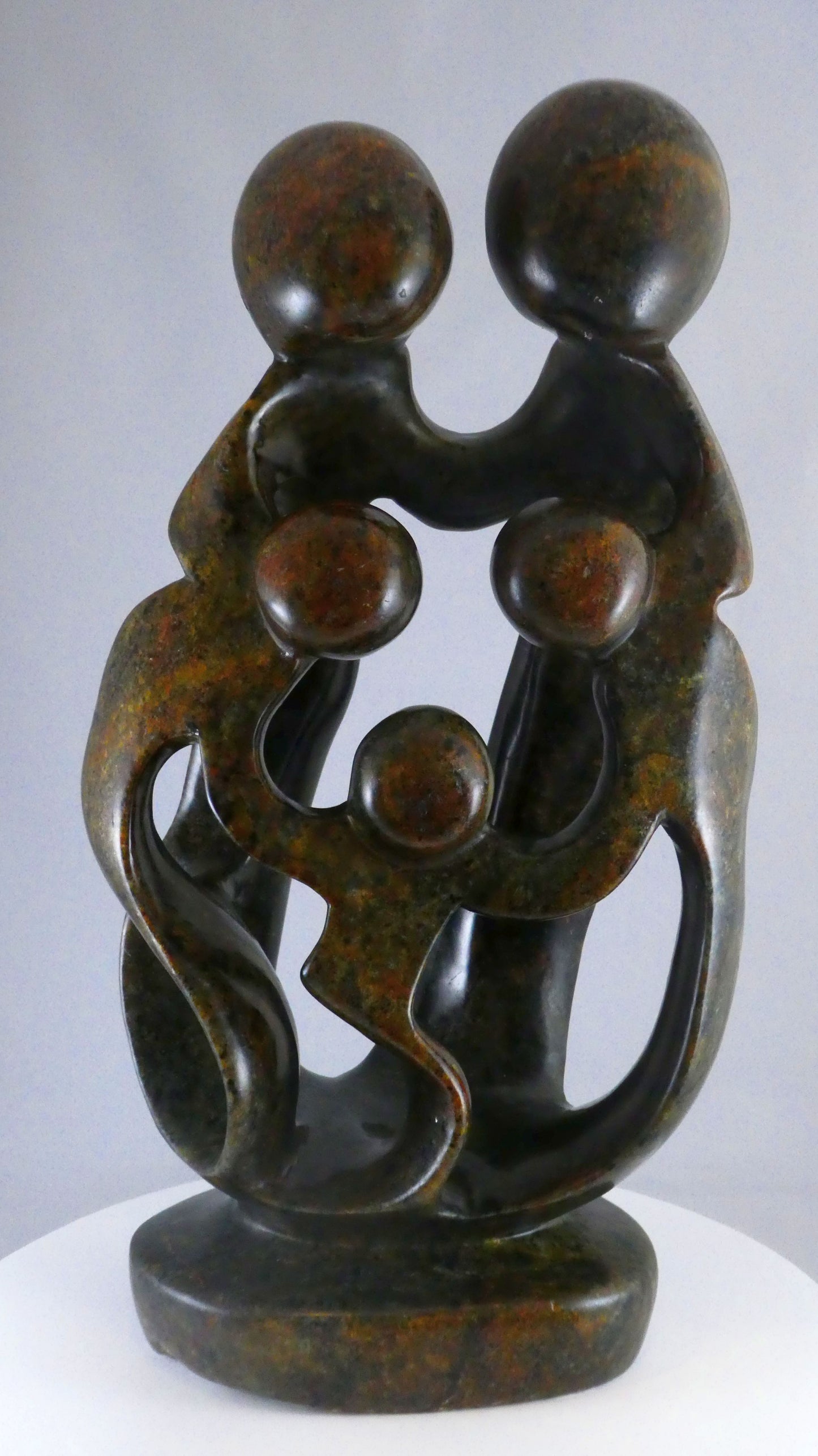 Stenen beeld, 5 personen, 40 cm hoog, familie, glad afgewerkt