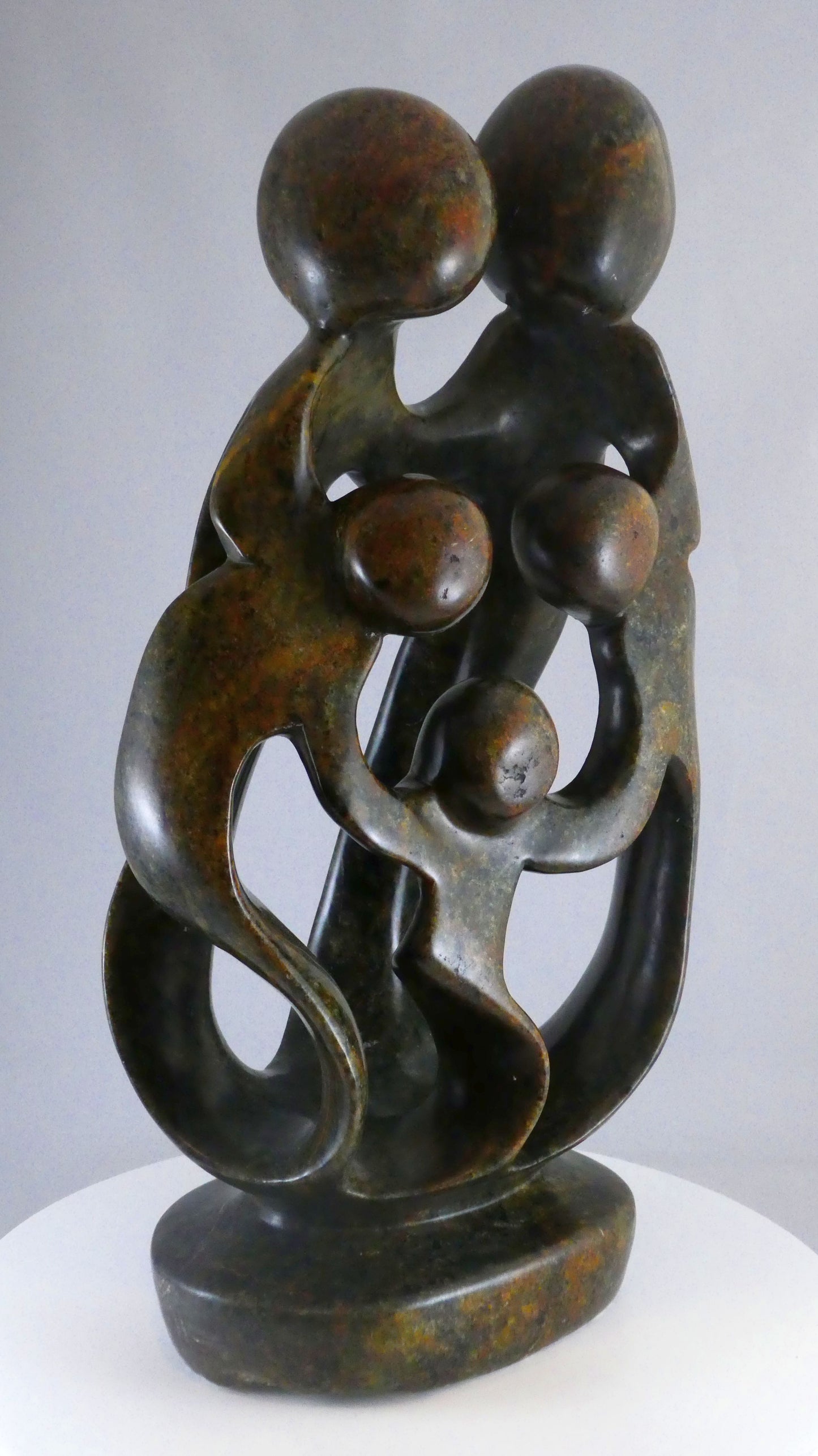 Stenen beeld, 5 personen, 40 cm hoog, familie, glad afgewerkt