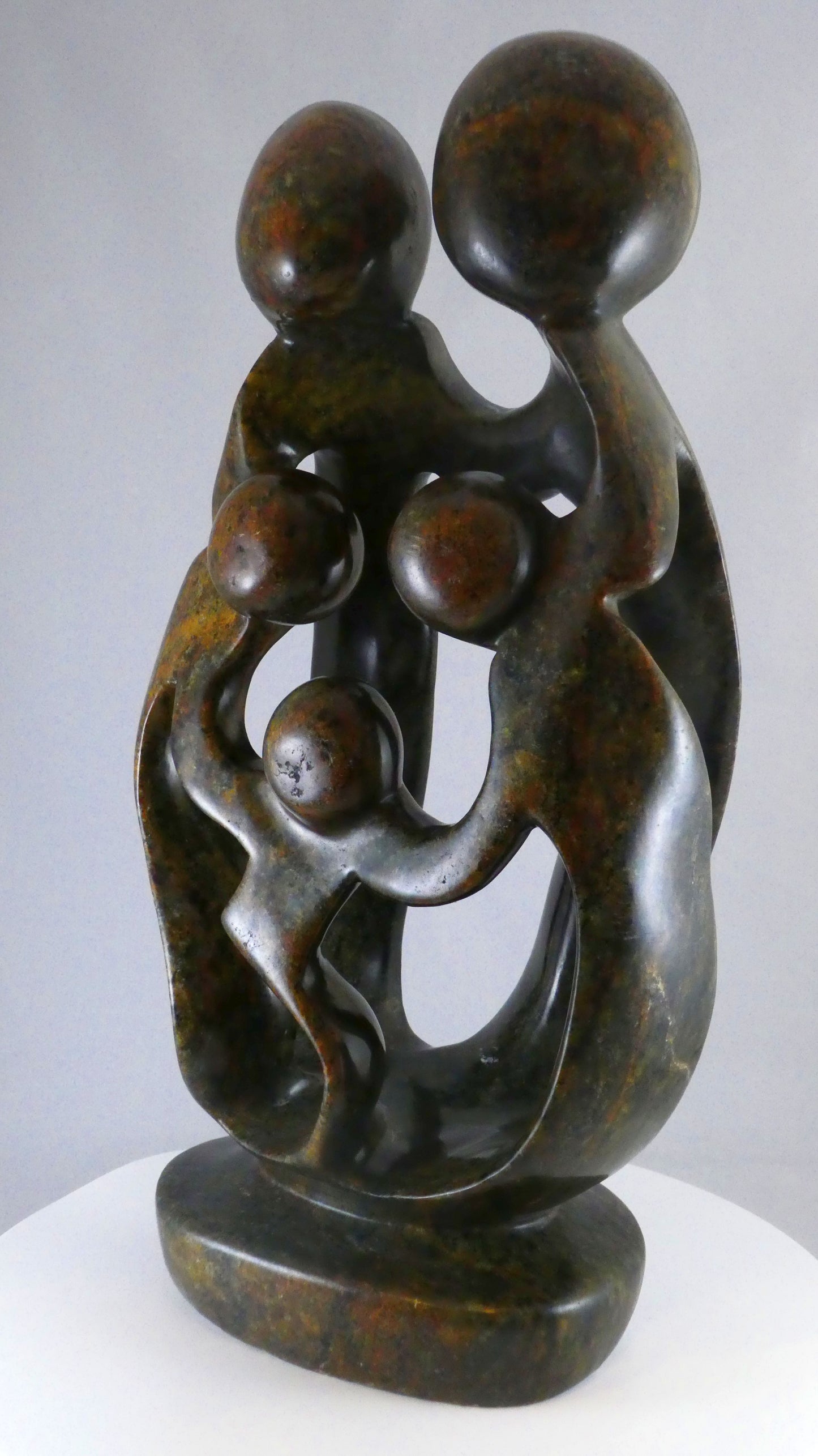 Stenen beeld, 5 personen, 40 cm hoog, familie, glad afgewerkt