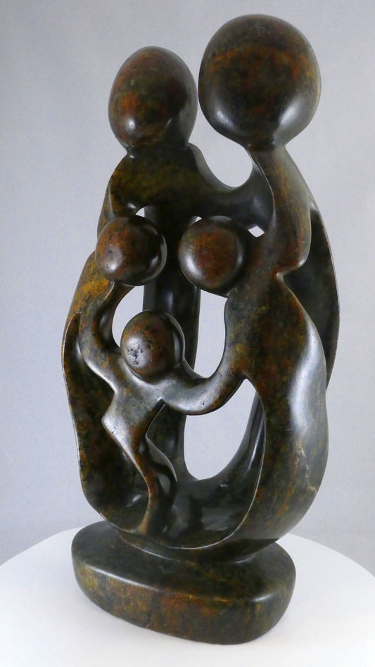 Stenen beeld, 5 personen, 40 cm hoog, familie, glad afgewerkt