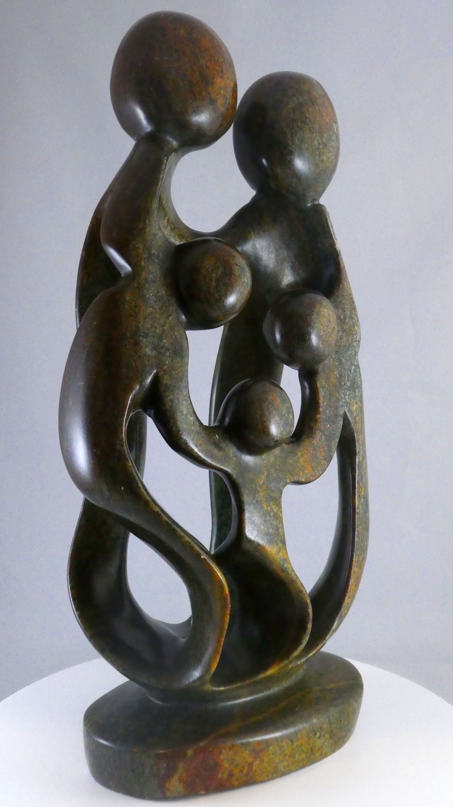 Stenen beeld, 5 personen, 41 cm hoog, familie, glad afgewerkt