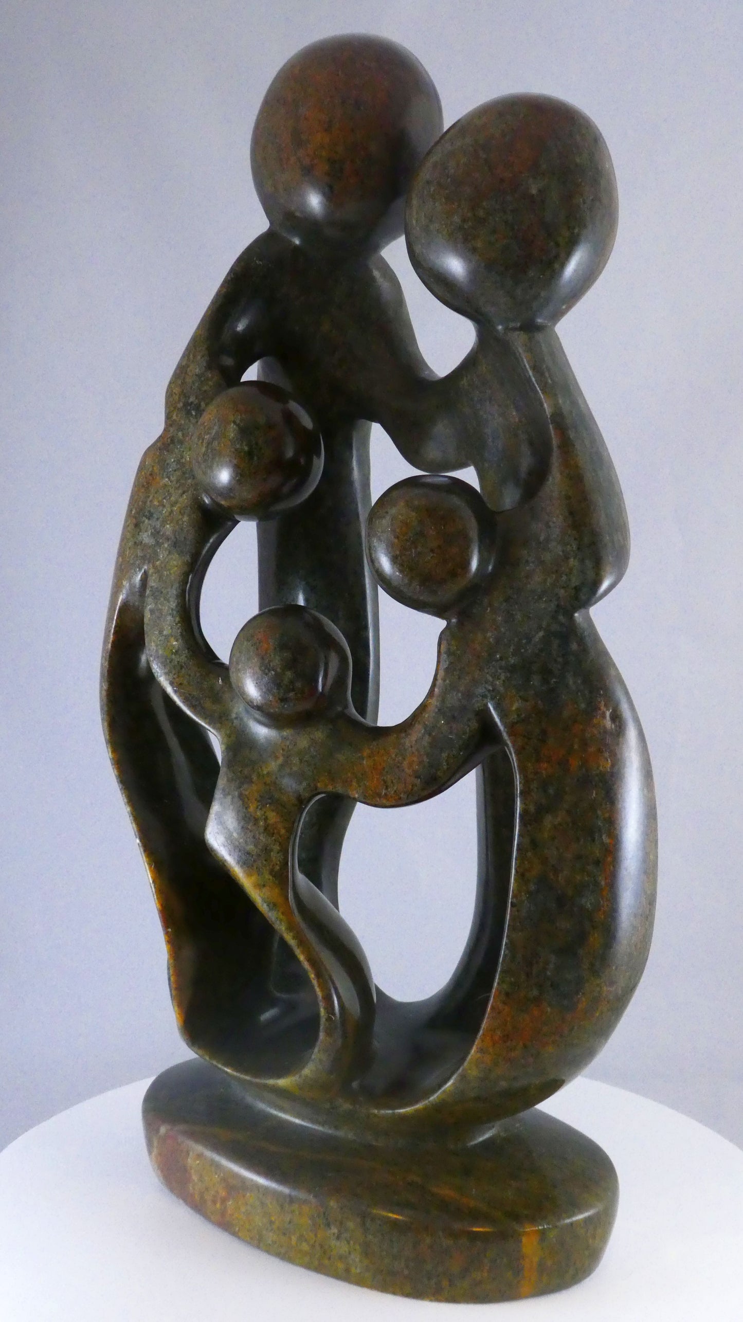 Stenen beeld, 5 personen, 41 cm hoog, familie, glad afgewerkt