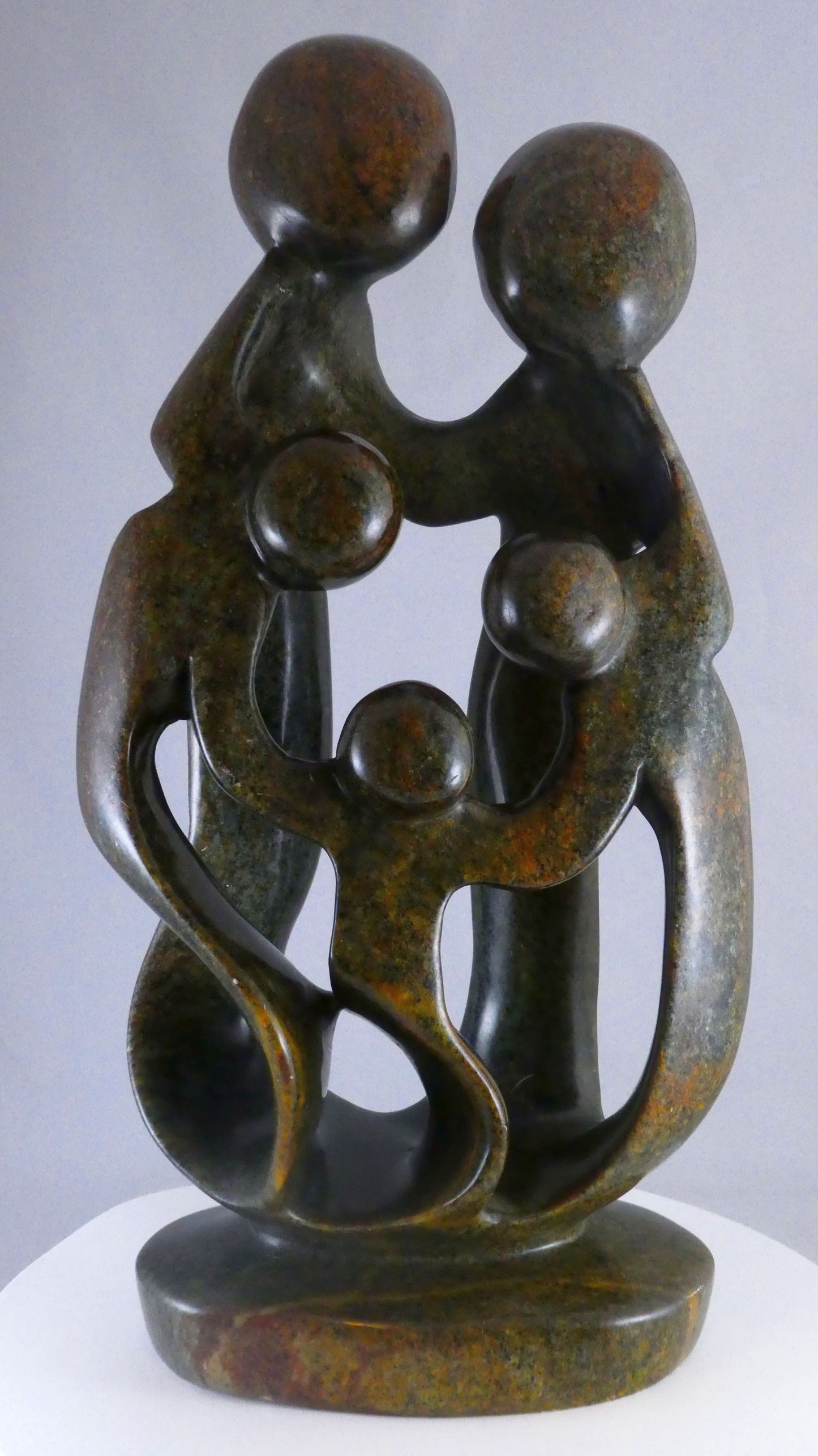 Stenen beeld, 5 personen, 41 cm hoog, familie, glad afgewerkt