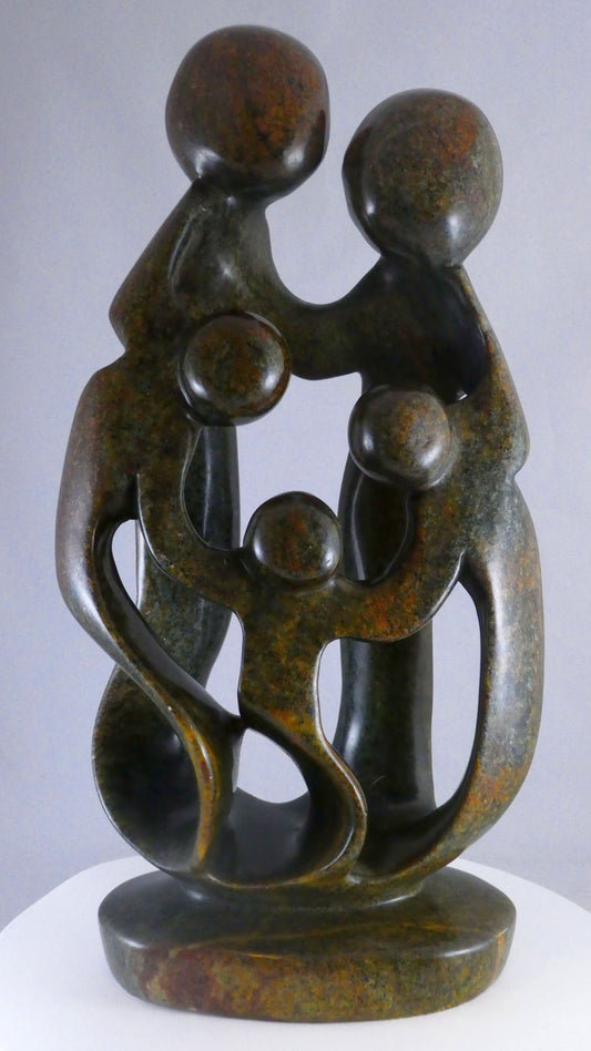 Stenen beeld, 5 personen, 41 cm hoog, familie, glad afgewerkt