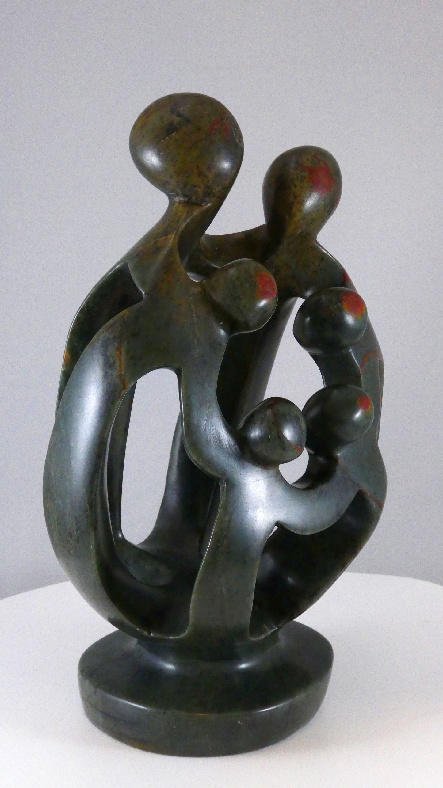 Stenen beeld, 6 personen, 24 cm hoog, familie, glad afgewerkt