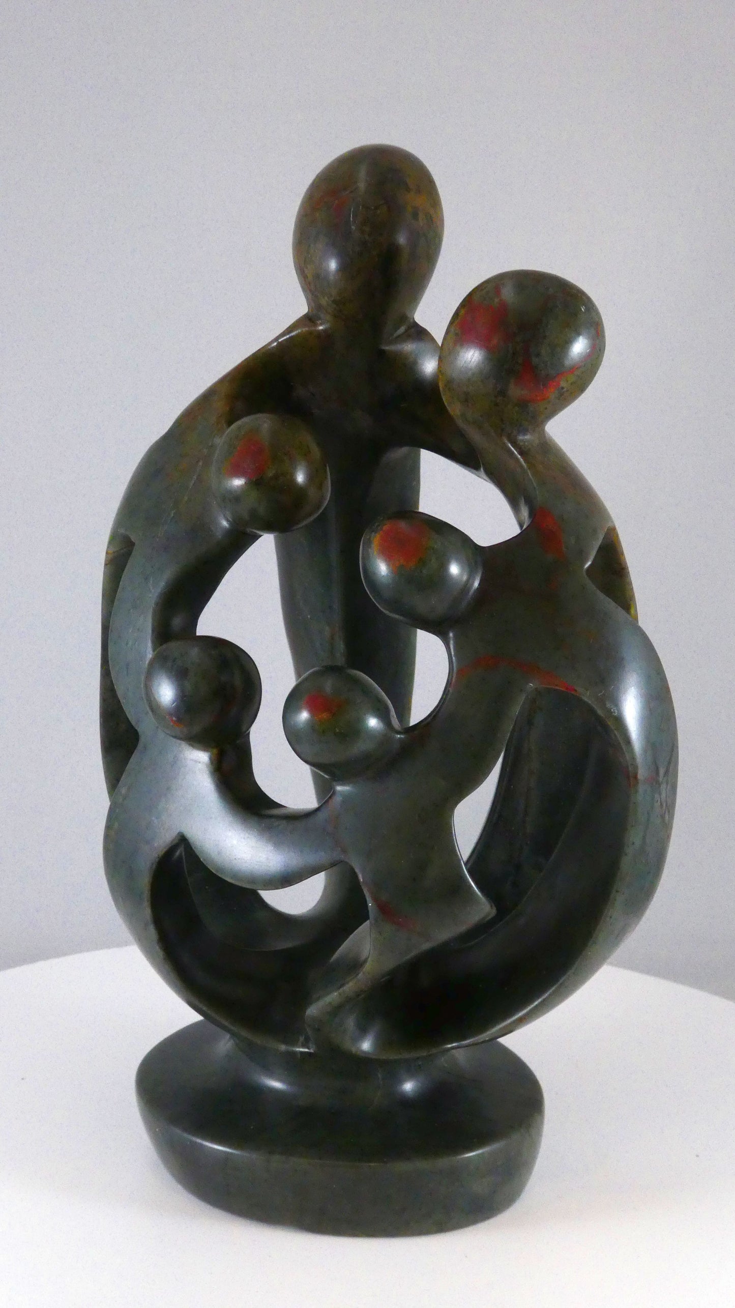 Stenen beeld, 6 personen, 24 cm hoog, familie, glad afgewerkt