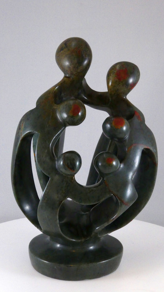 Stenen beeld, 6 personen, 24 cm hoog, familie, glad afgewerkt