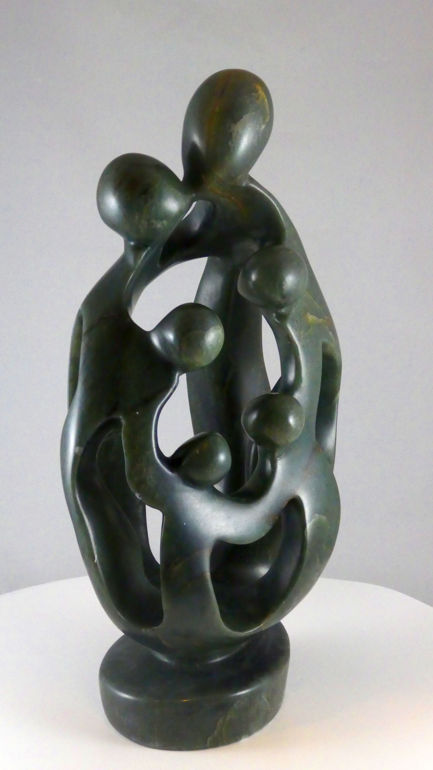 Stenen beeld, 6 personen, 28 cm hoog, familie, glad afgewerkt