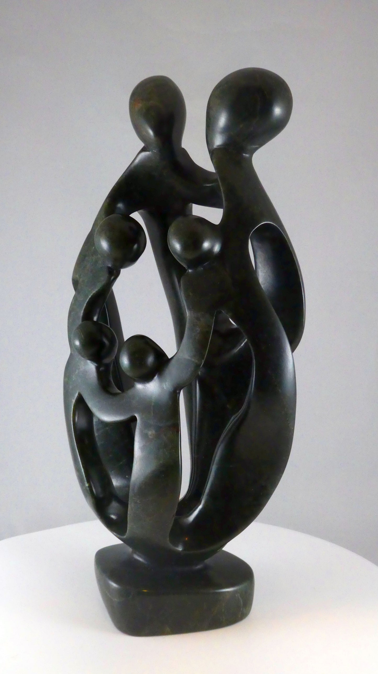 Stenen beeld, 6 personen, 32 cm hoog, familie, glad afgewerkt