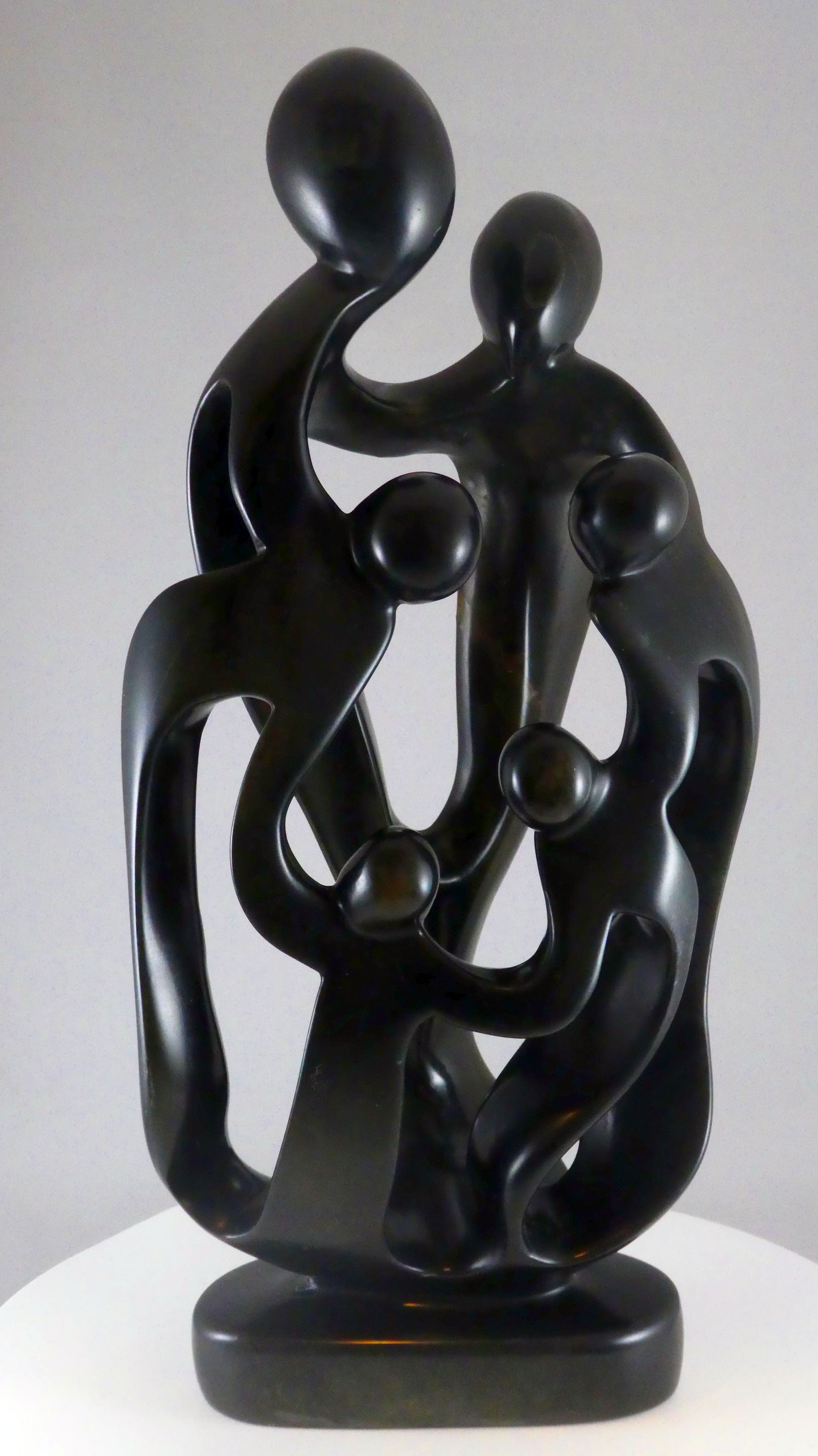 Stenen beeld, 6 personen, 39 cm hoog, familie, glad afgewerkt