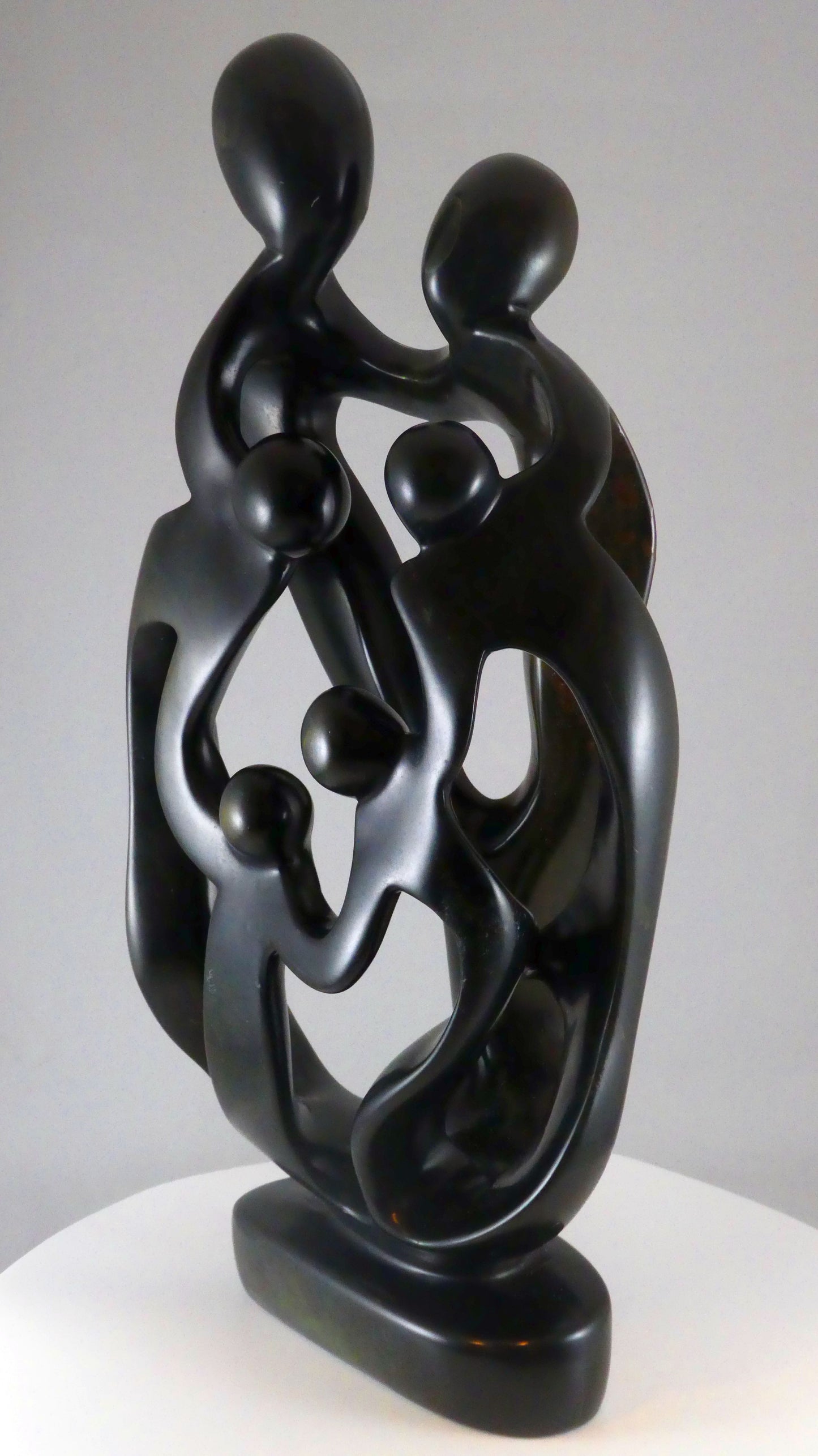 Stenen beeld, 6 personen, 39 cm hoog, familie, glad afgewerkt