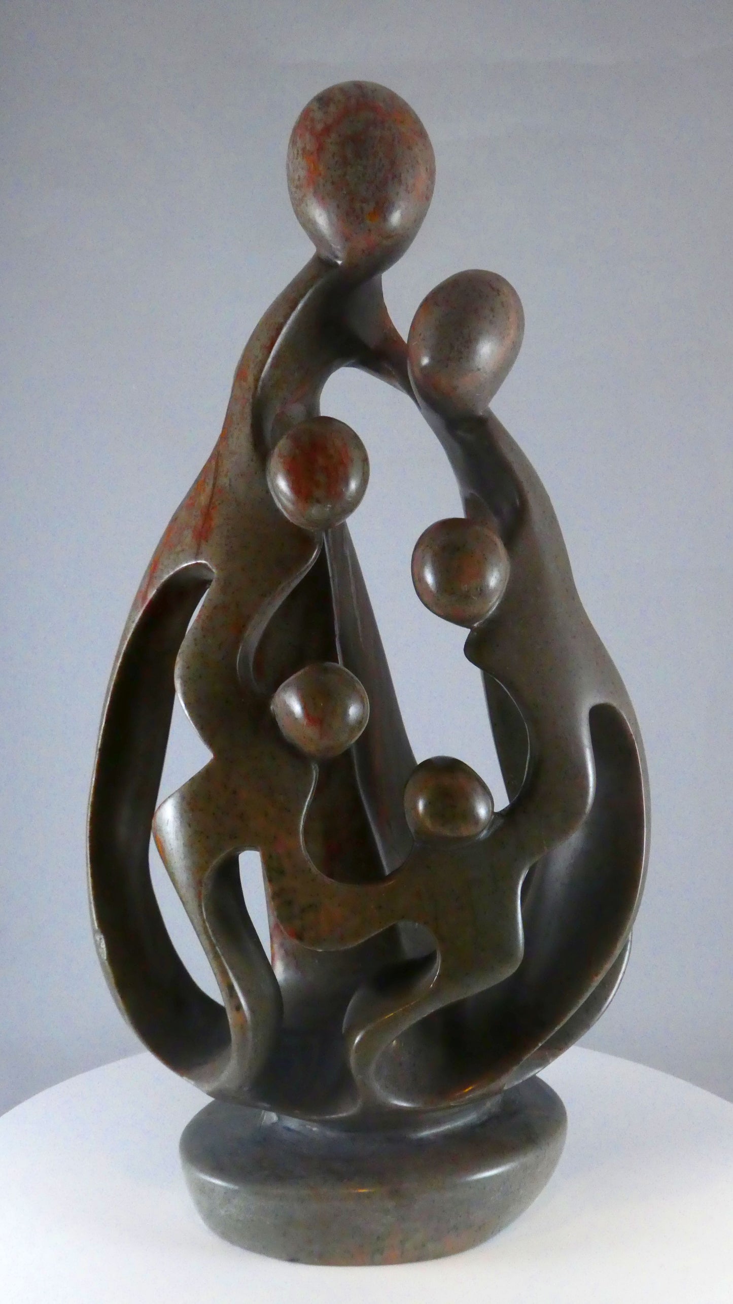 Stenen beeld, 6 personen, 36 cm hoog, familie, glad afgewerkt