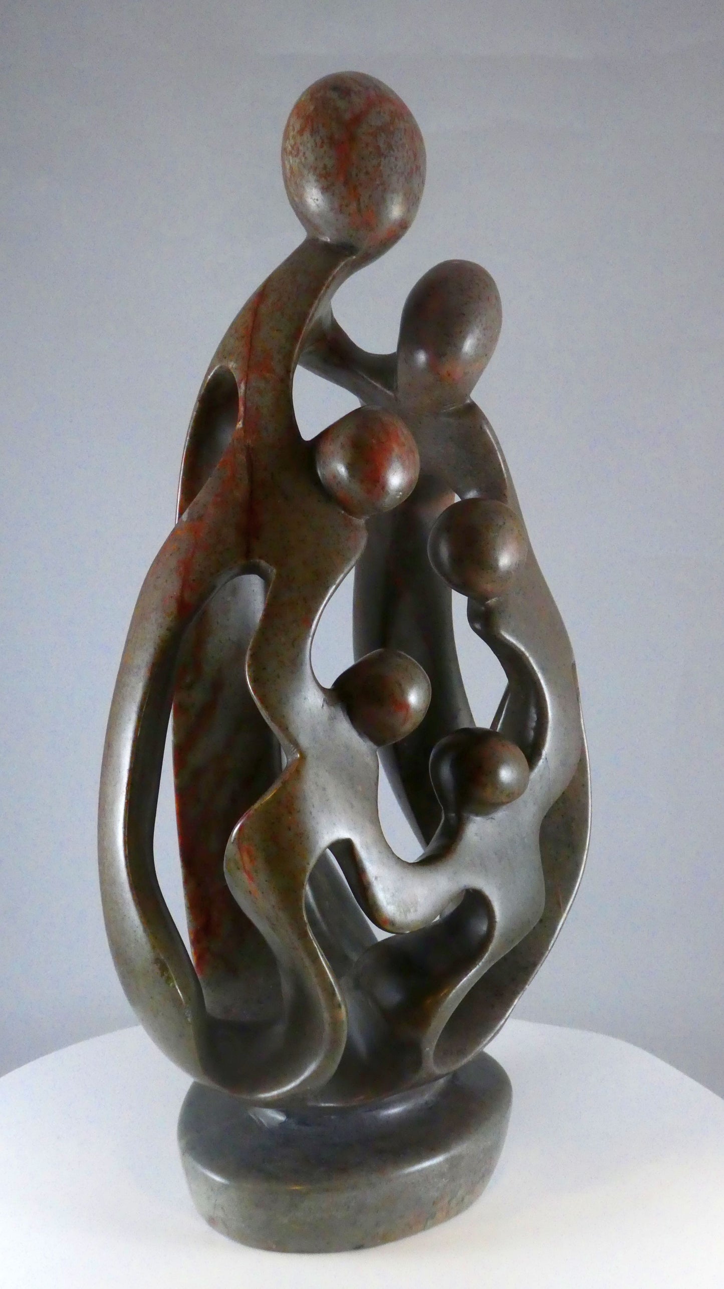 Stenen beeld, 6 personen, 36 cm hoog, familie, glad afgewerkt