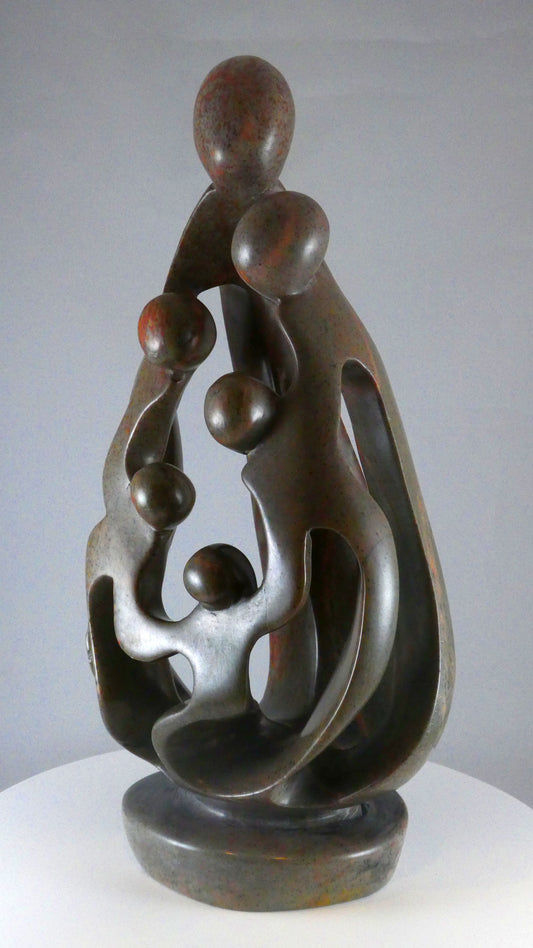 Stenen beeld, 6 personen, 36 cm hoog, familie, glad afgewerkt