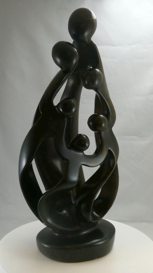 Stenen beeld, 6 personen, 44 cm hoog, familie, glad afgewerkt