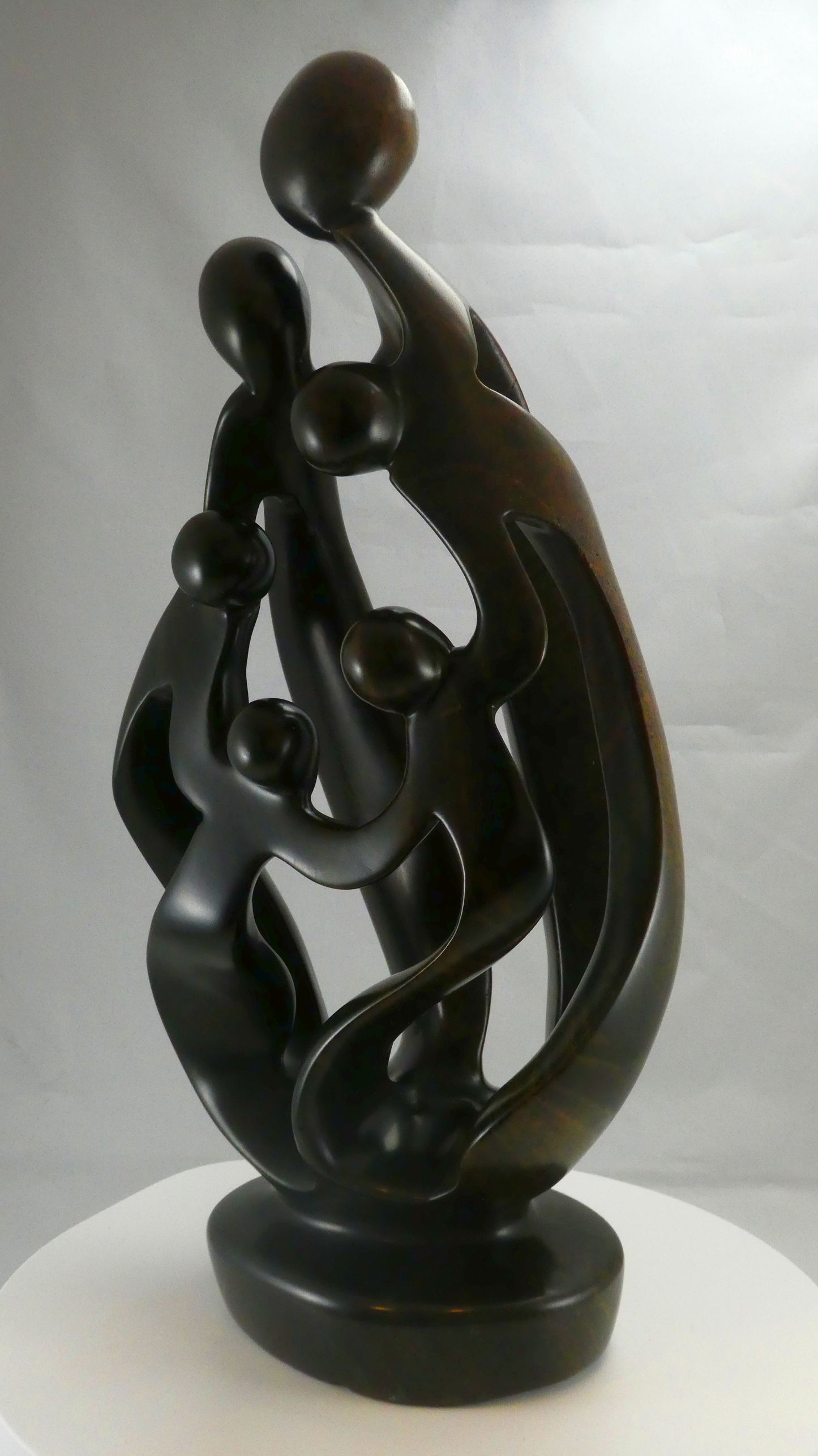 Stenen beeld, 6 personen, 44 cm hoog, familie, glad afgewerkt