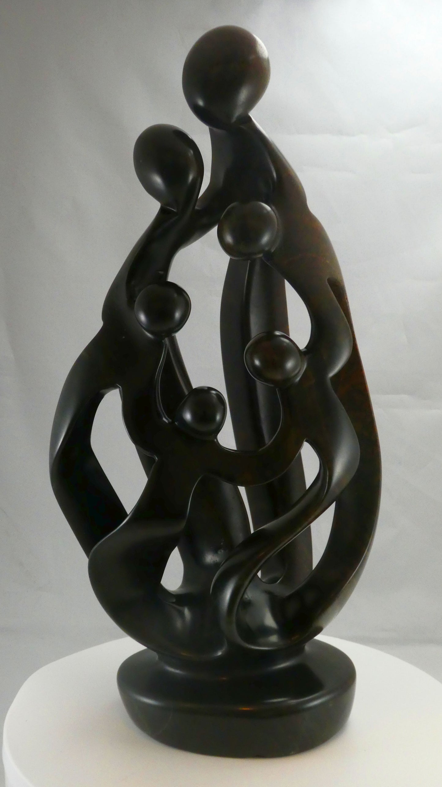 Stenen beeld, 6 personen, 44 cm hoog, familie, glad afgewerkt