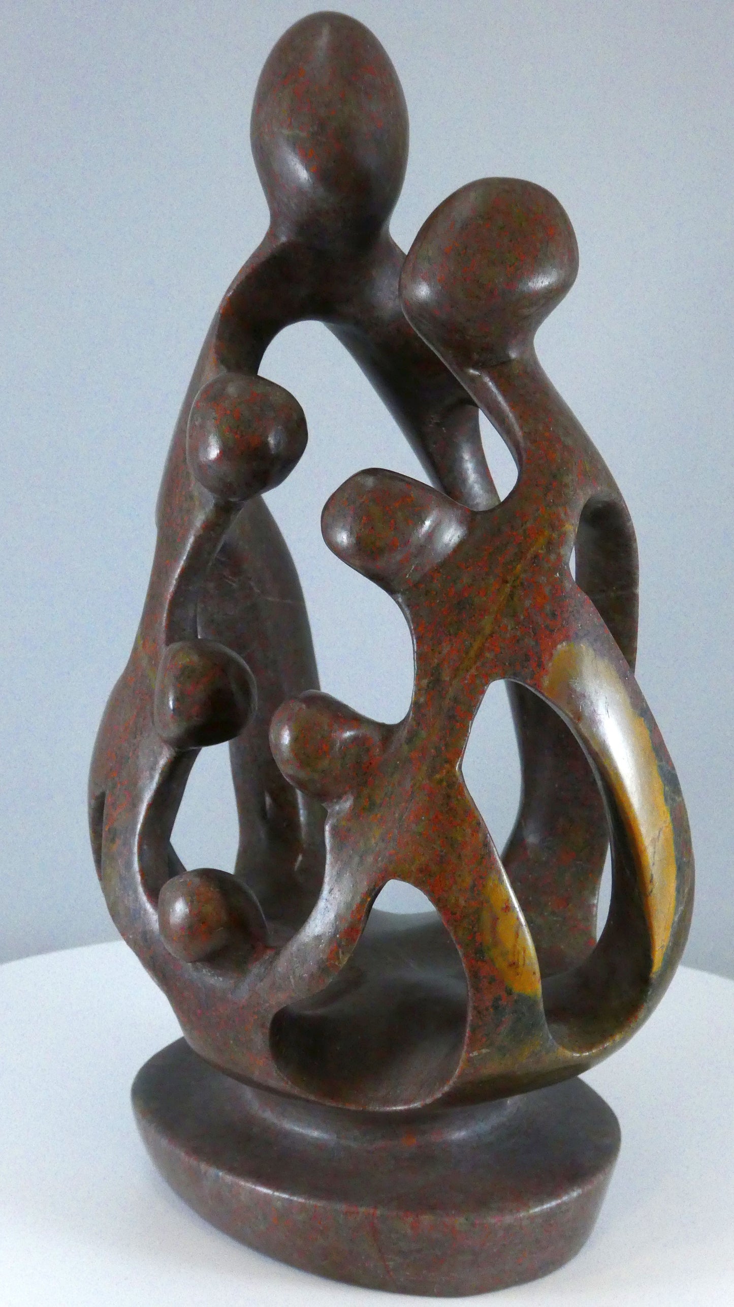 Stenen beeld, 7 personen, 25 cm hoog, familie, glad afgewerkt