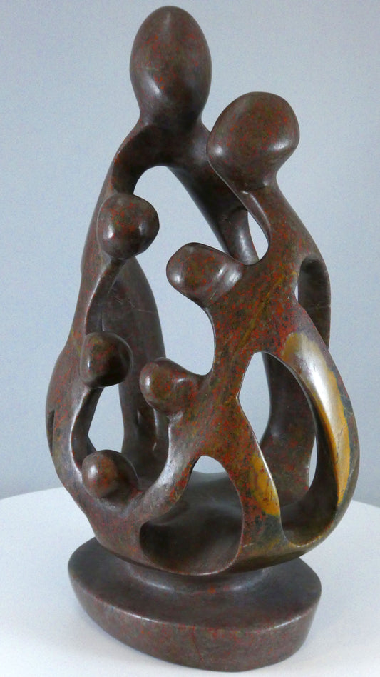 Stenen beeld, 7 personen, 25 cm hoog, familie, glad afgewerkt