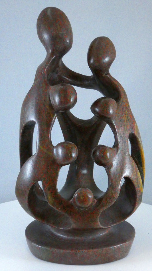 Stenen beeld, 7 personen, 25 cm hoog, familie, glad afgewerkt